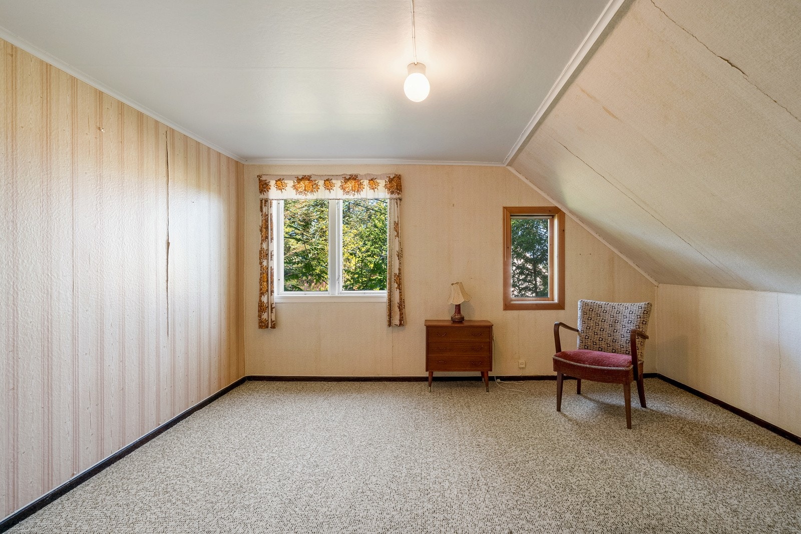 Soverom med plass til både seng og skrivebord Galleribilde