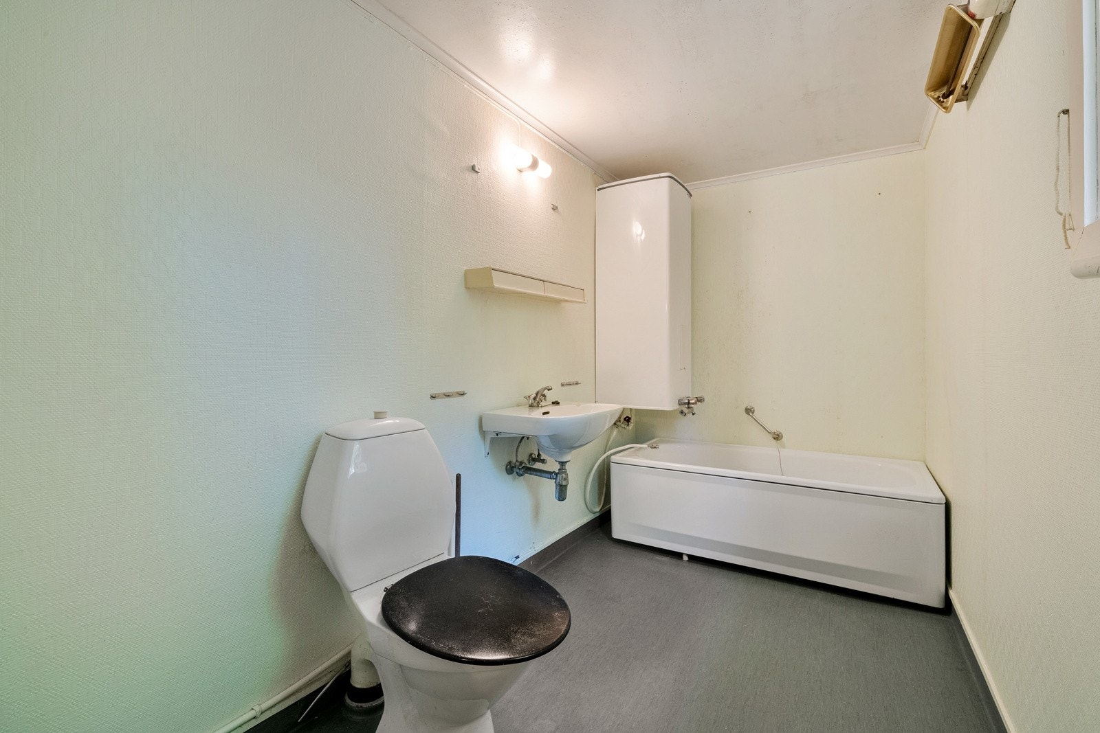 Boligens eneste bad har en enkel standard Galleribilde