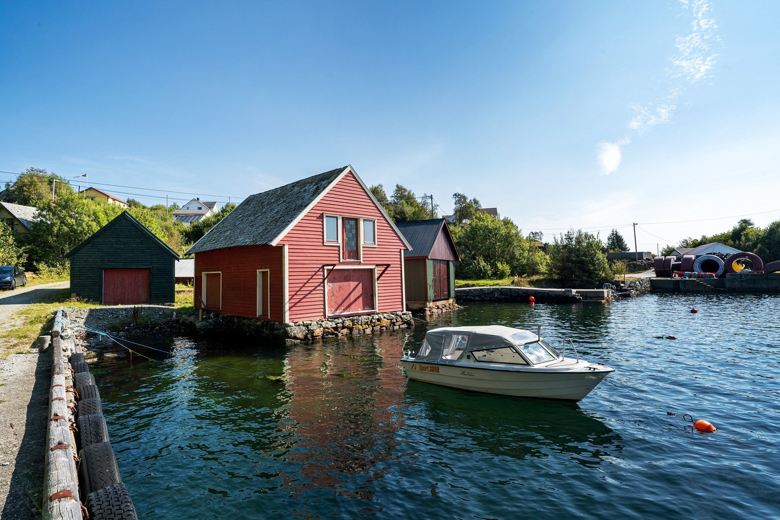 Eiendommen består av en eldre bolig, et sjarmerende nøst og tradisjonell løe Galleribilde