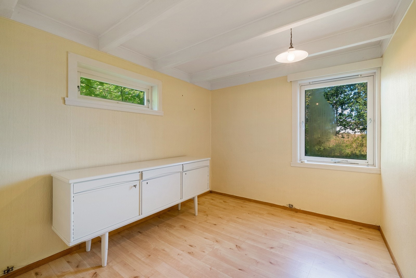 Boligen er innredet med to stuer i førsteetasje Galleribilde