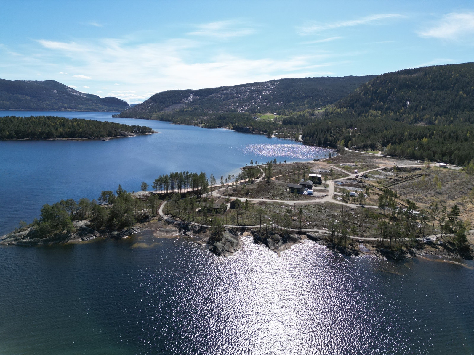 Raudnes ligger på en odde ut i vannet ved innsjøen Nisser Galleribilde