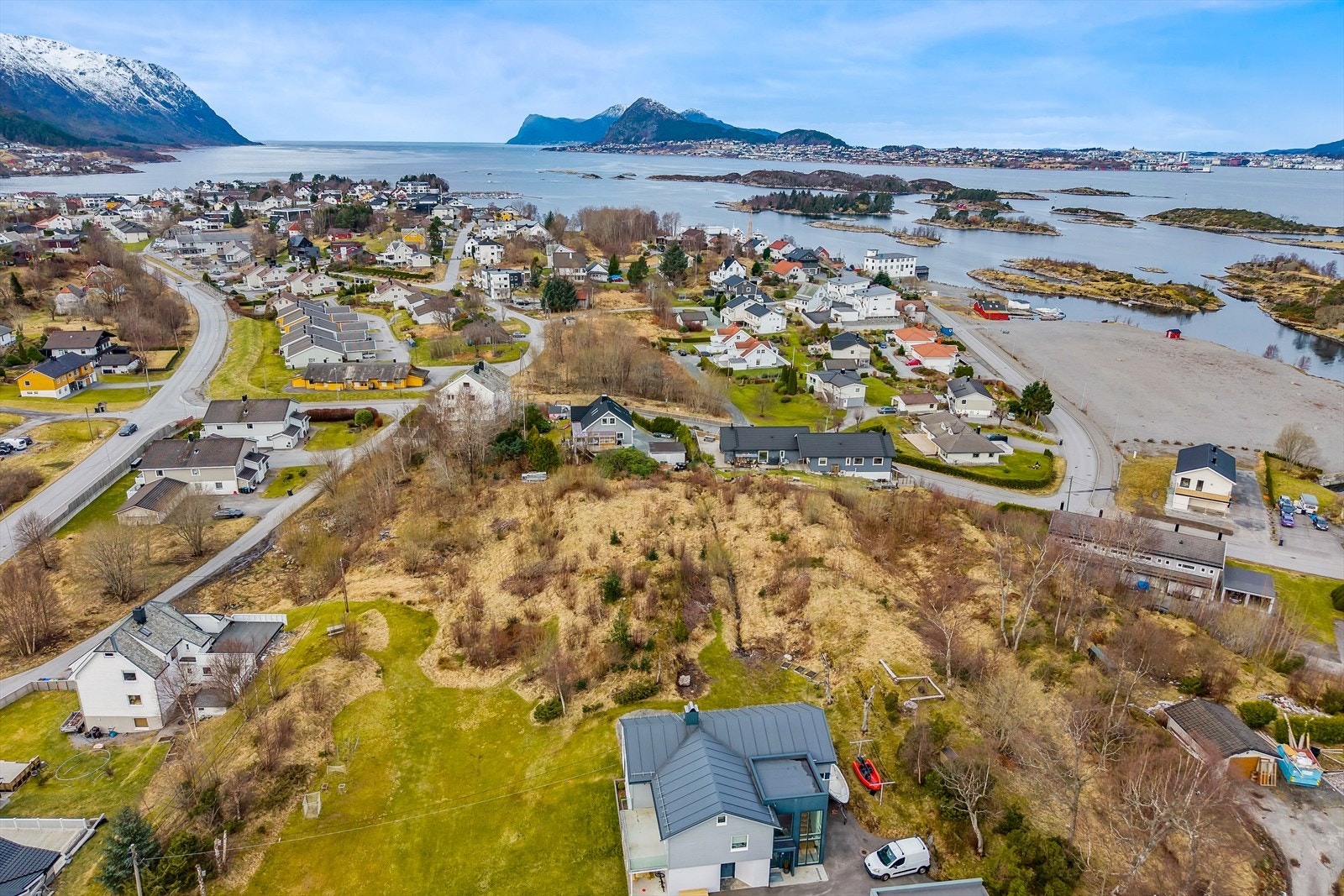 Området sett fra andre retningen - tomten ligger i forkant av det hvite huset på venstre side i bildet Galleribilde