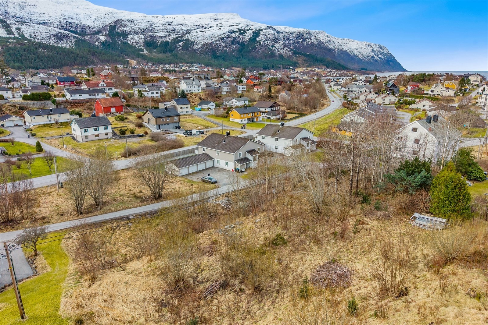 Utsikten fra tomten og nærliggende tomter som også er for salg. Denne tomten ligger mot eiendommen som er asfaltert til venstre i bildet Galleribilde