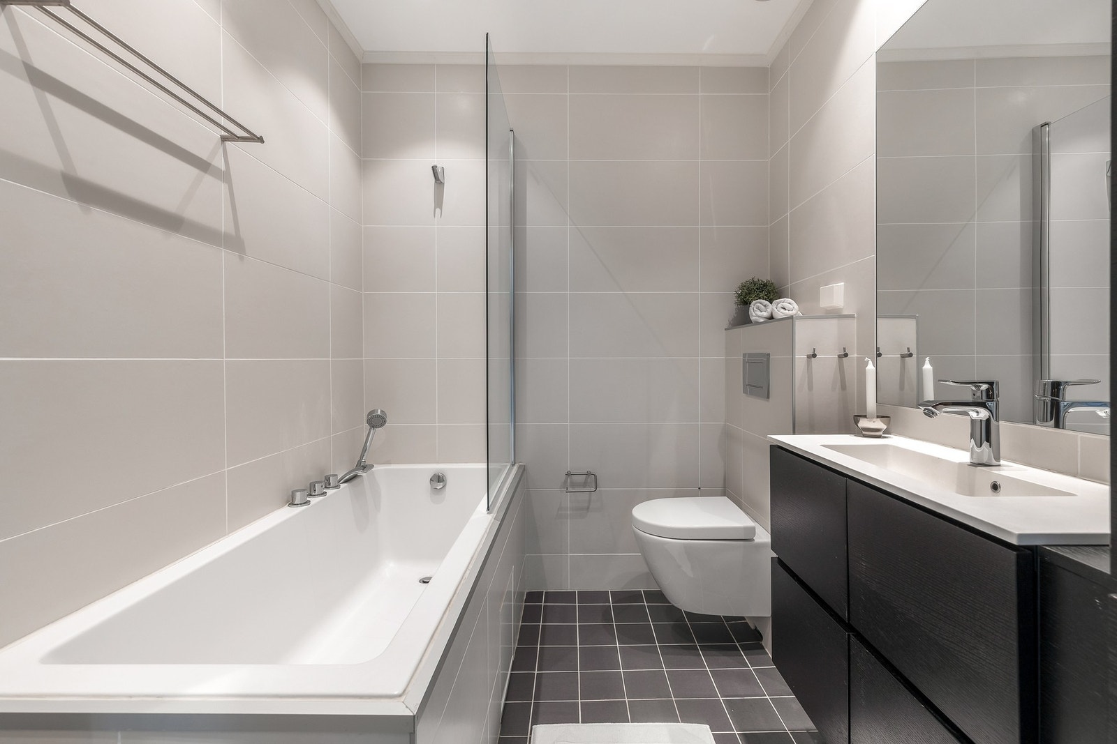 Helfliset bad fra 2017 med hvitmalt tak og innfelte spotter Galleribilde