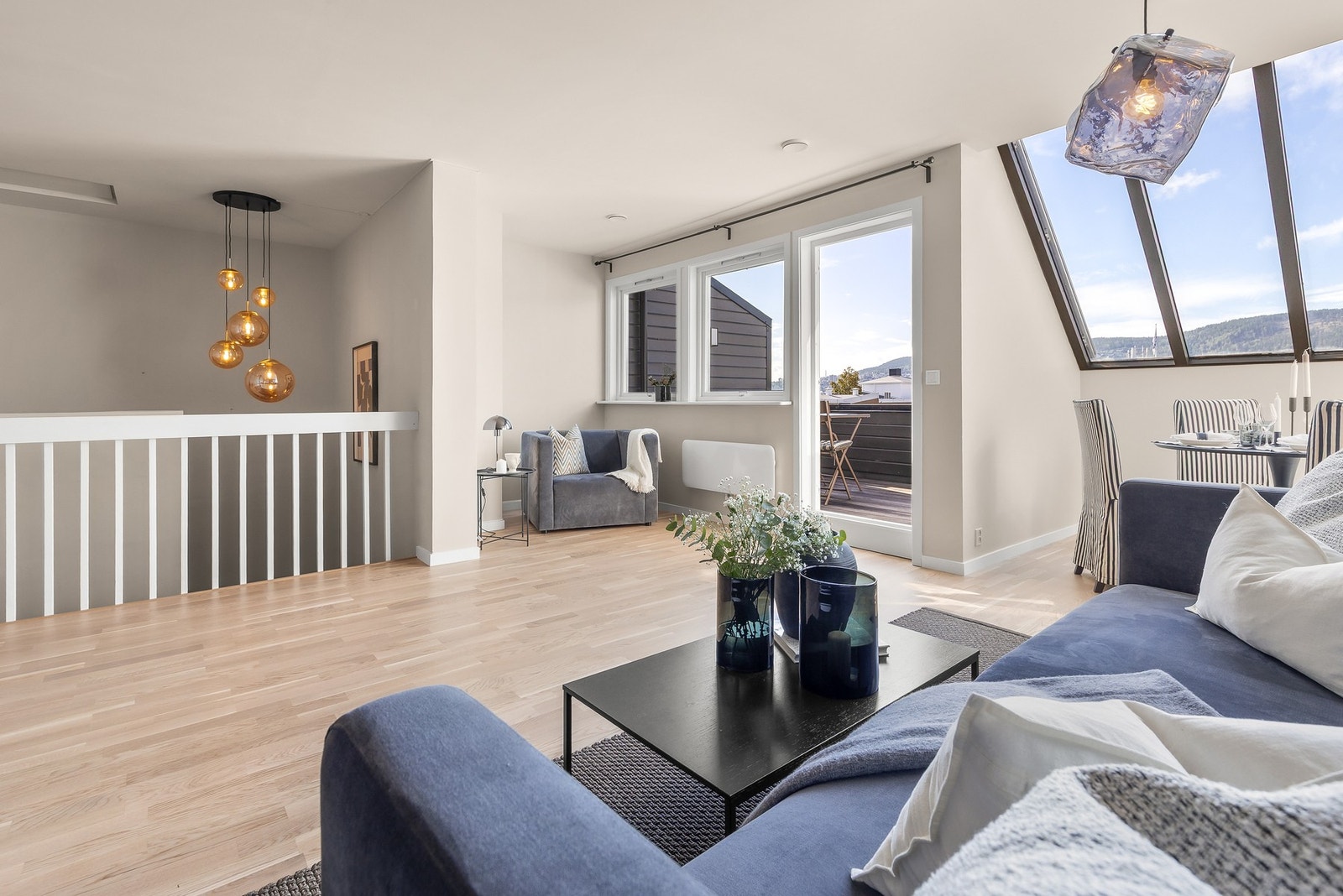 Fra stuen er det utgang til en sydvestvendt balkong på ca. 8 kvm Galleribilde