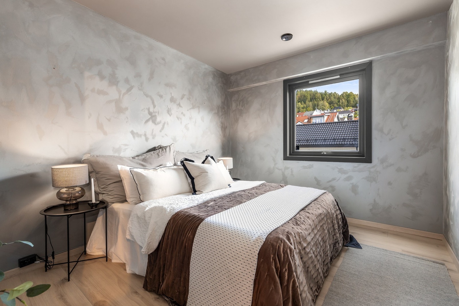 Leiligheten har totalt tre soverom, alle med parkettgulv og slette veggflater Galleribilde