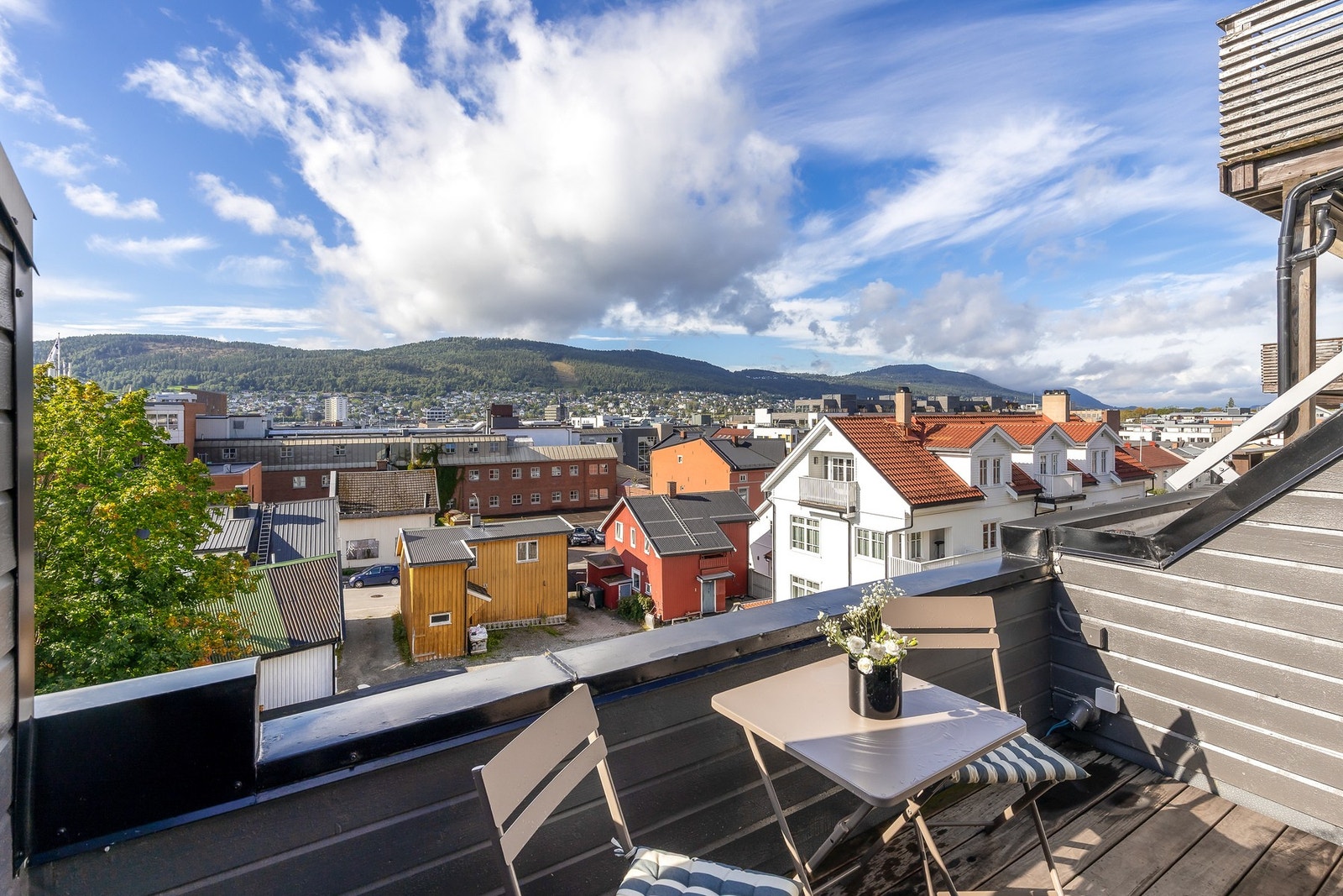 Videre er balkongen utstyrt med levegg mot nabo samt markise Galleribilde