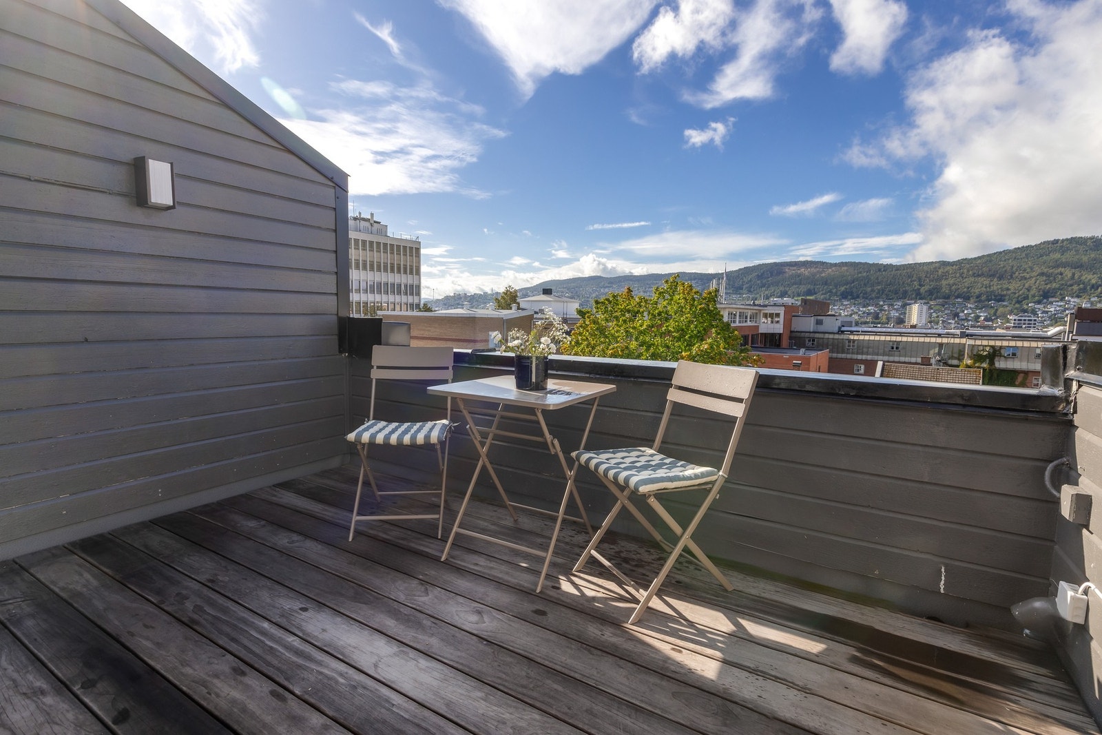 Balkongen ble renovert i 2024 med ny membran og terrassegulv Galleribilde