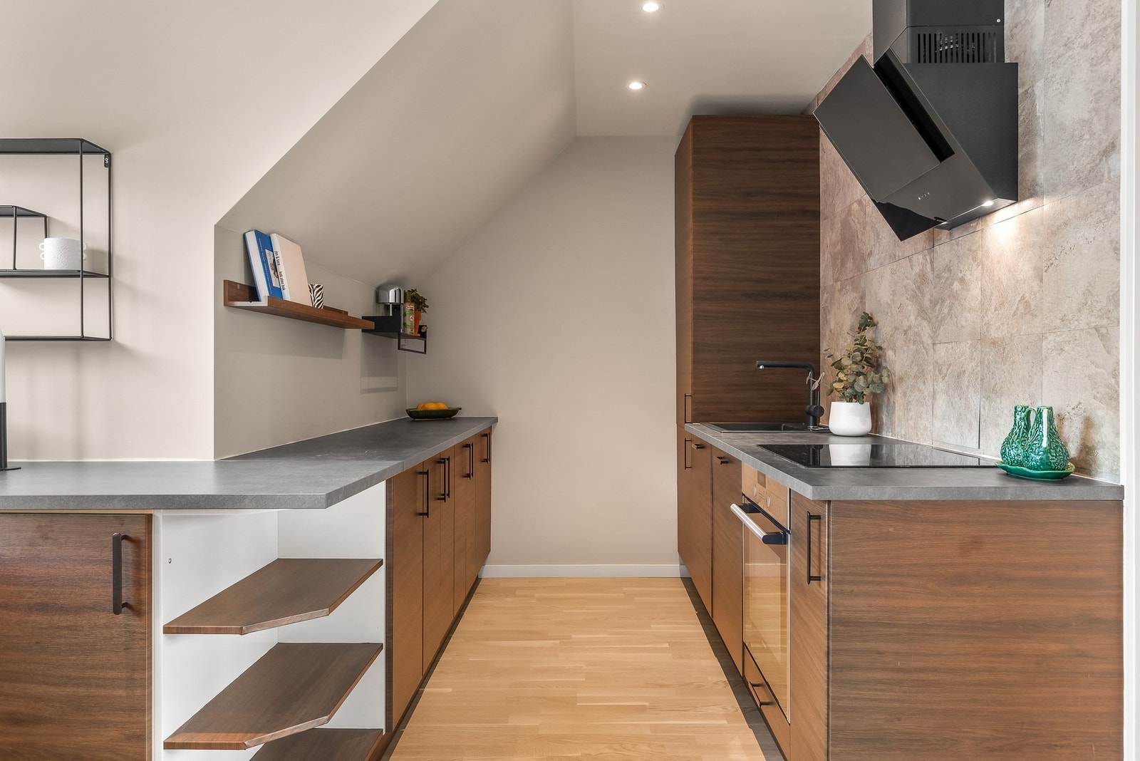 Innredningen er utstyrt med kjøl-/fryseskap, oppvaskmaskin, komfyr og platetopp Galleribilde