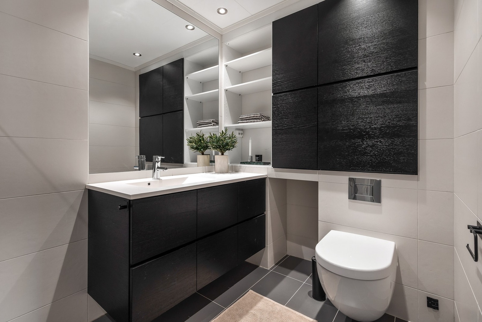 Bad fra 2015 utstyrt med vegghengt toalett, dusjnisje og servantinnredning Galleribilde