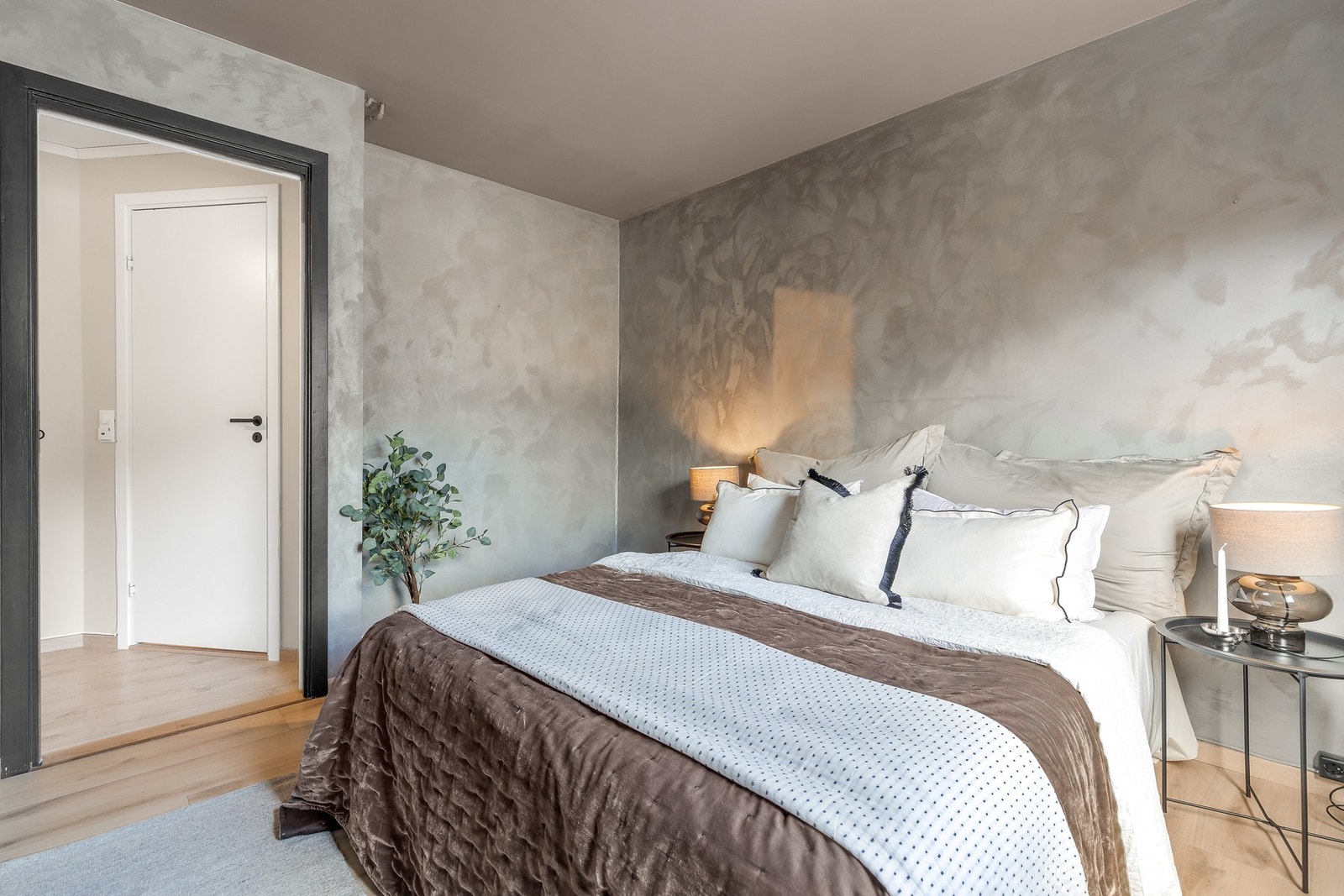 Hovedsoverommet har god plass til dobbeltseng og garderobeløsning Galleribilde