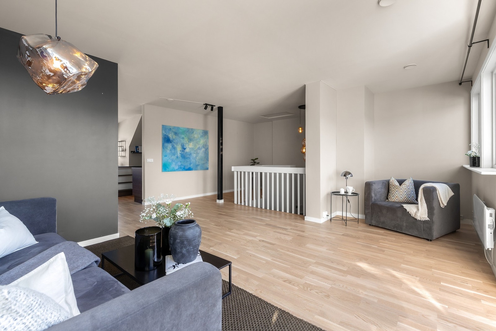 Rommet har god plass til både sofagruppe, TV-møbel og spisebord Galleribilde