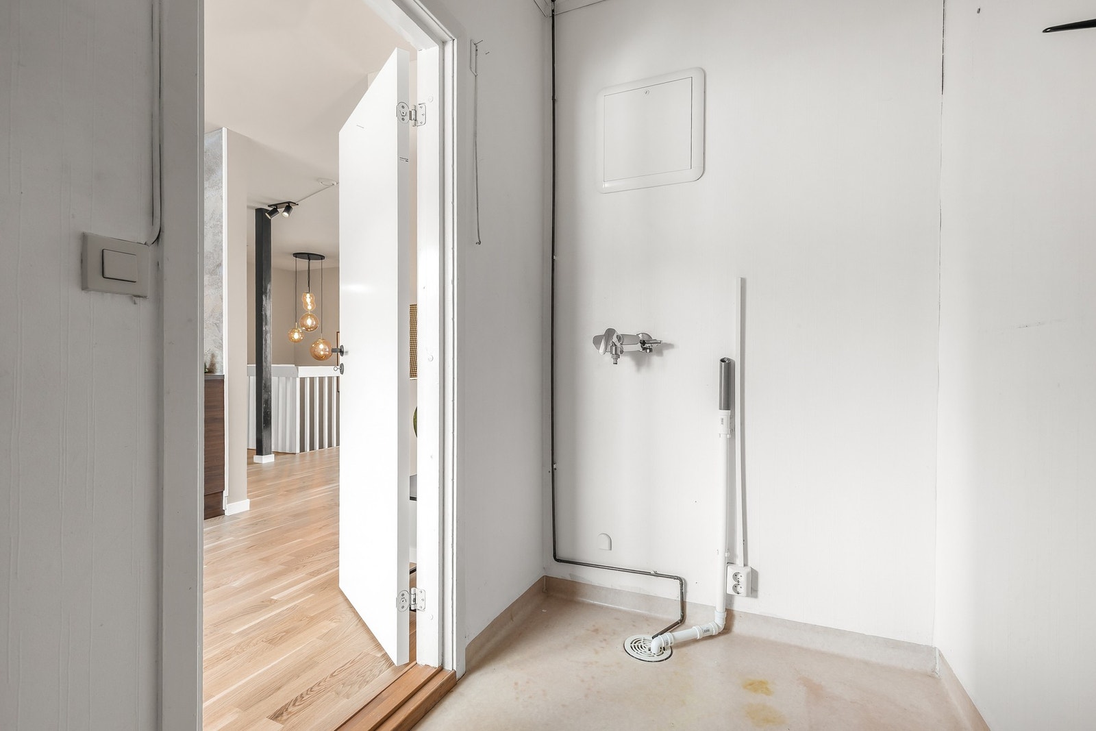 Separat vaskerom fra byggeår med belegg på gulv samt malte vegger og tak. Rommet har opplegg for vaskemaskin Galleribilde