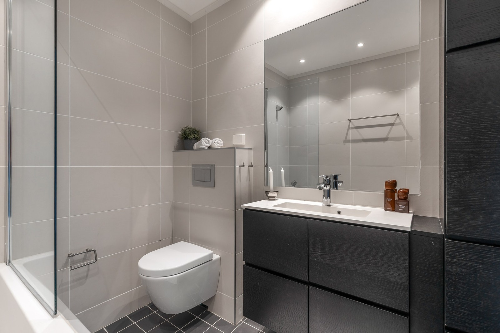 Rommet er utstyrt med vegghengt toalett, badekar og servantinnredning Galleribilde