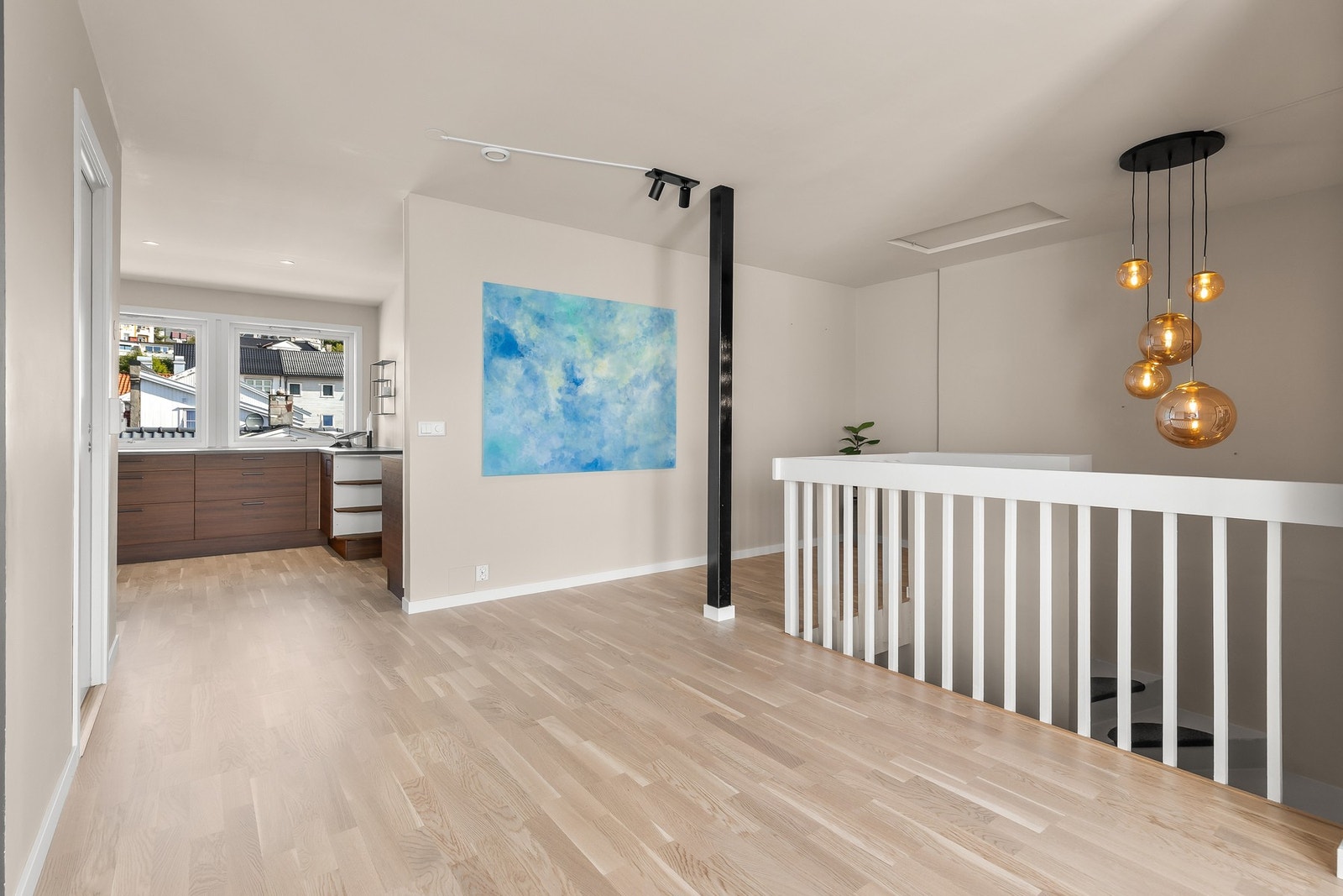 Det er delvis åpen løsning mellom stue og kjøkken Galleribilde