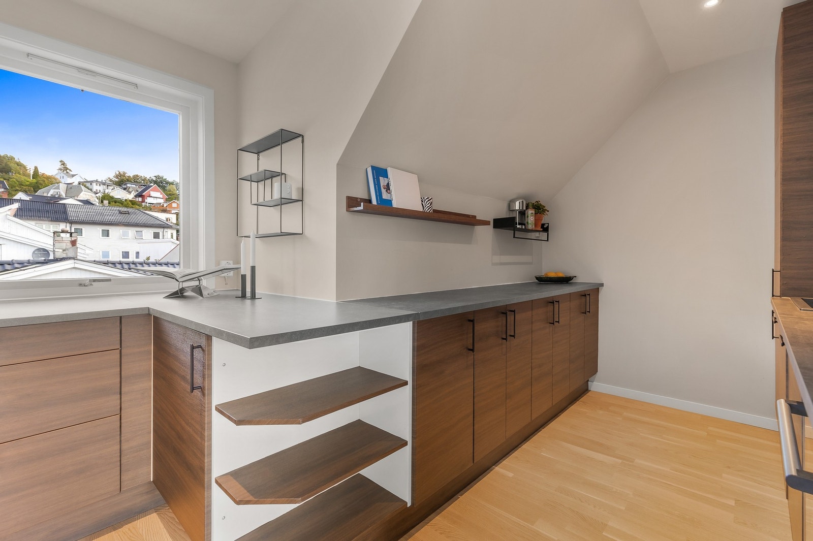 Kjøkkeninnredning med glatte fronter og laminat benkeplate Galleribilde