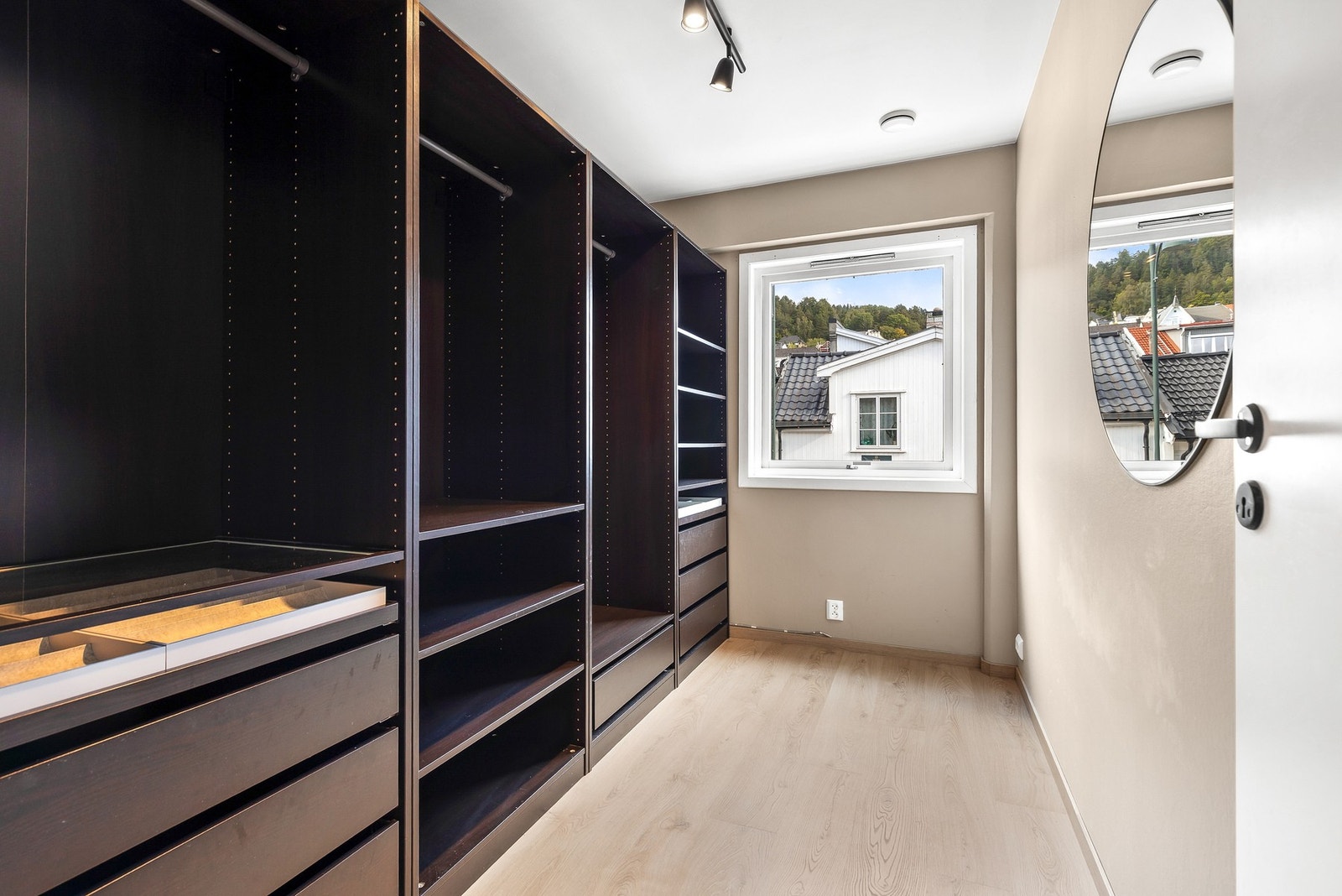 Ett av rommene er i dag innredet med garderobeskap og benyttes som walk-in-closet Galleribilde