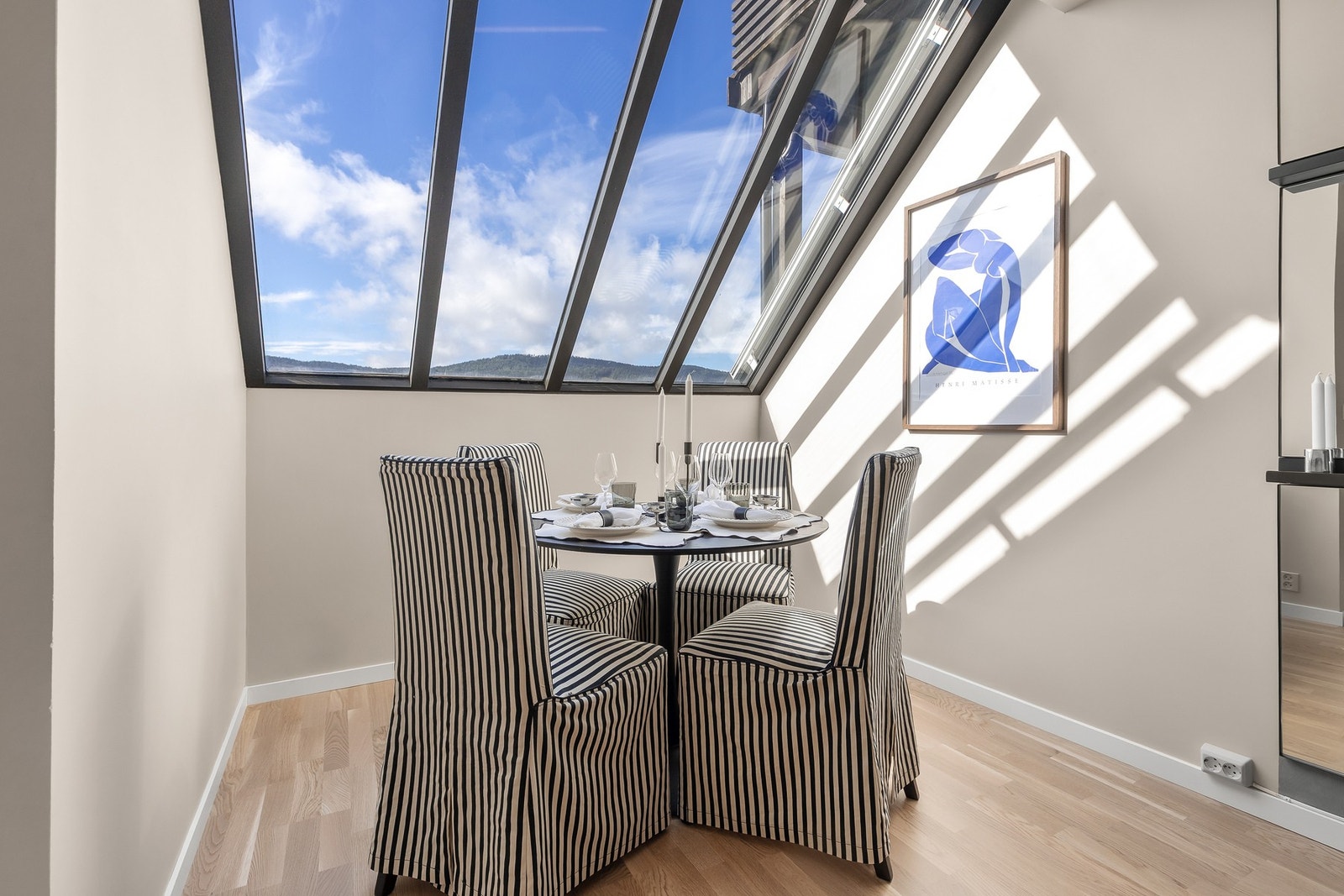 Store vindusflater slipper inn rikelig med dagslys og skaper en lys og luftig atmosfære Galleribilde