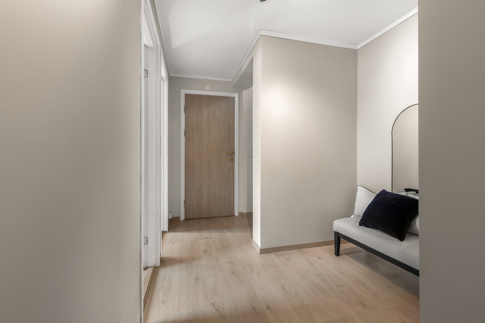 Praktisk nisje med plass til garderobeskap gir smart oppbevaring av yttertøy og sko Galleribilde