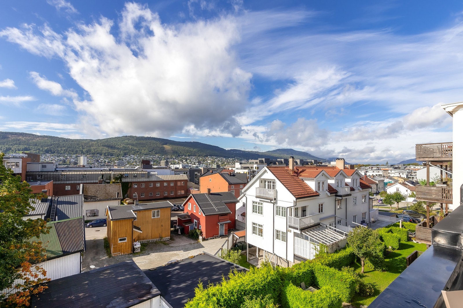 Hyggelig utsikt over nærområdet og mot Strømsø og Danvik Galleribilde