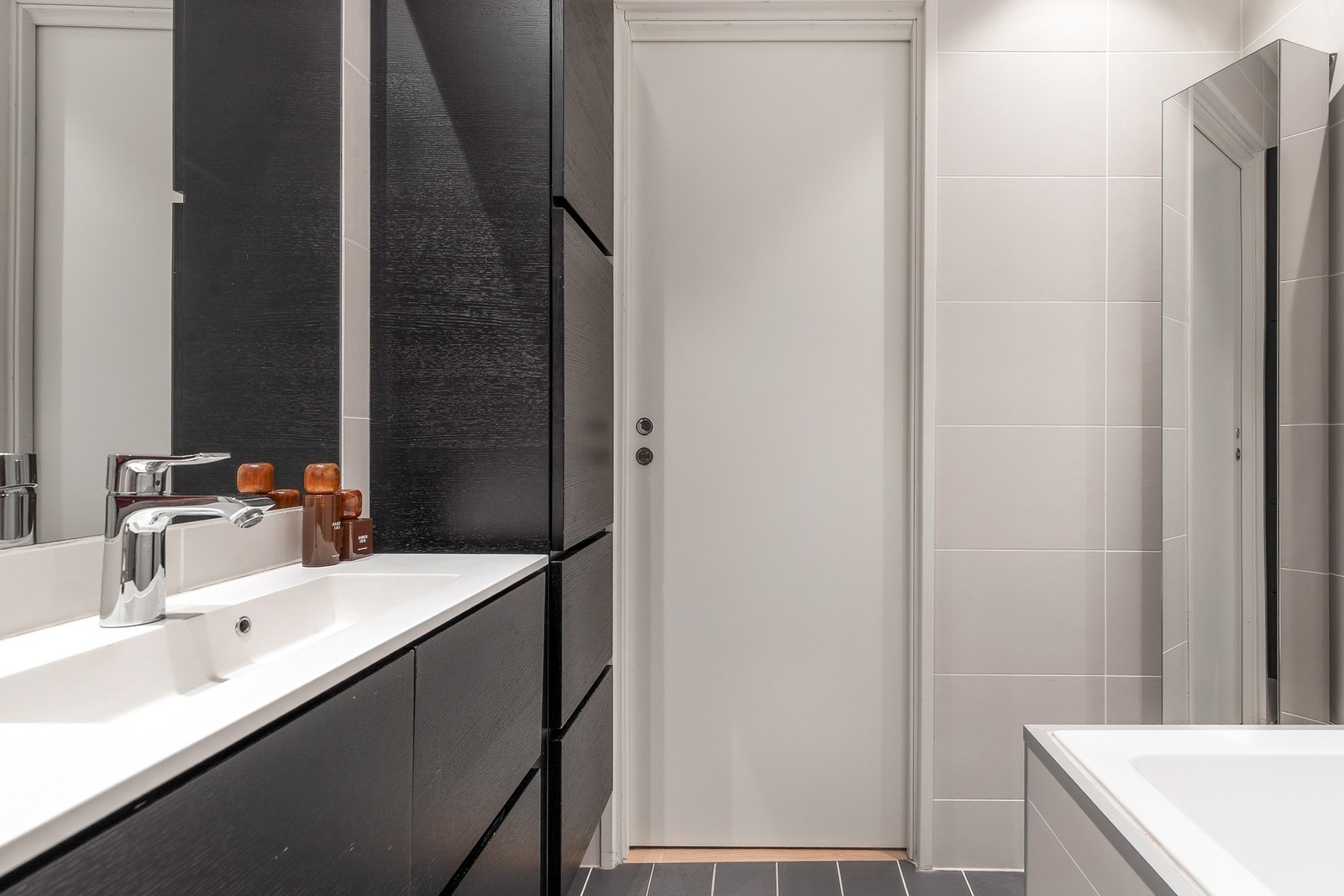 Det er elektriske varmekabler i gulv Galleribilde