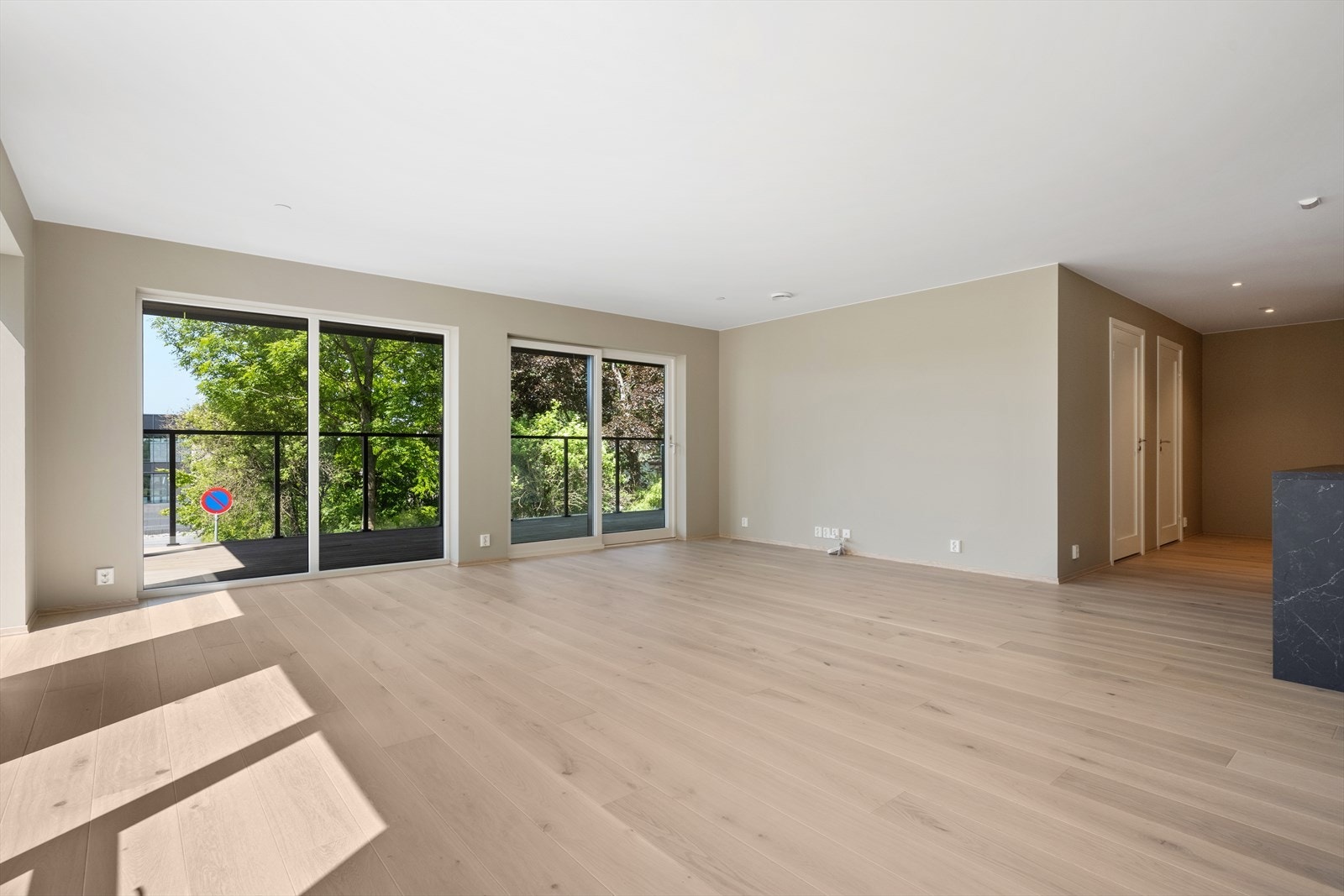 Lys og åpen stue med store vindusflater Galleribilde