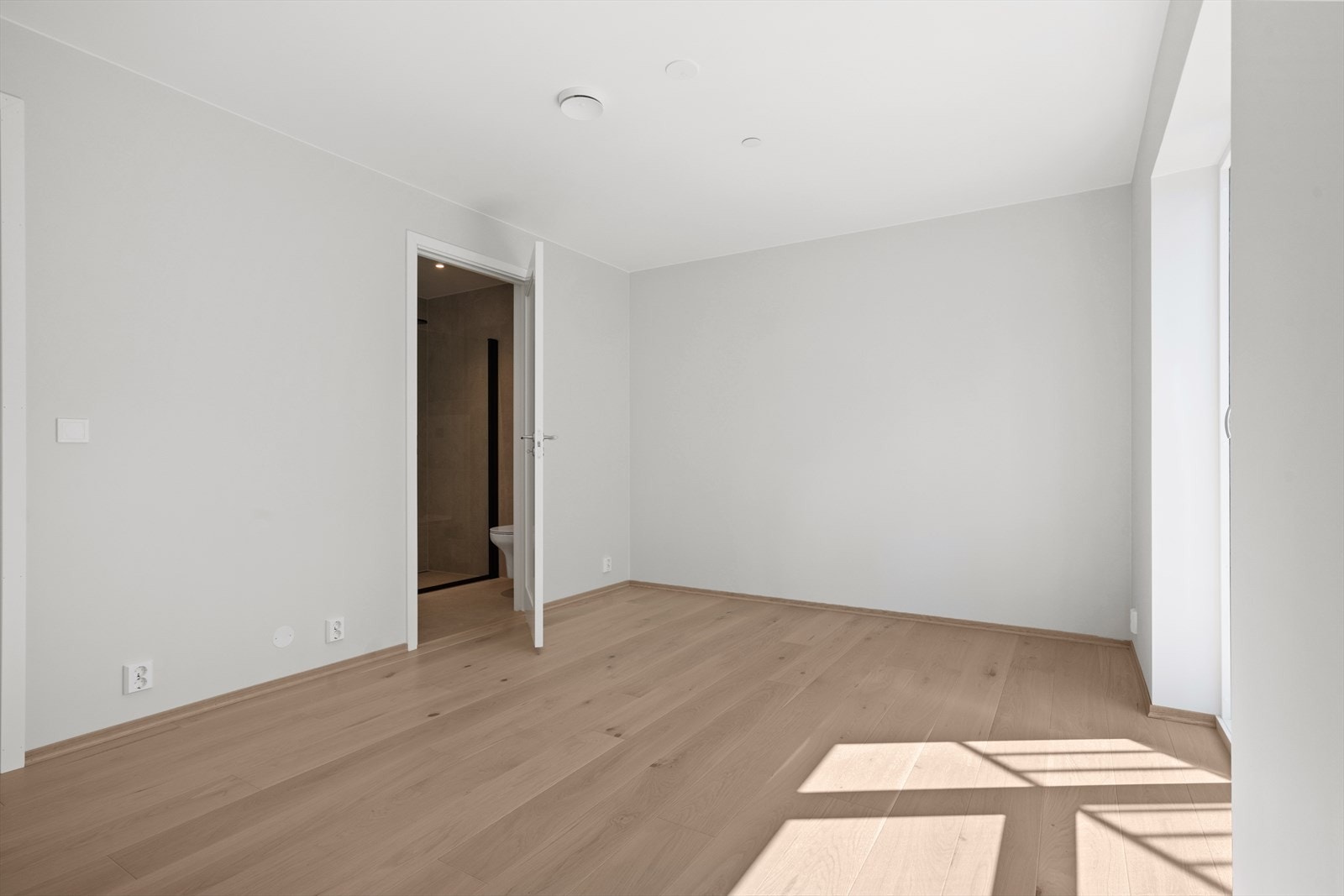 Romslig hovedsoverom med direkte adkomst til eget bad Galleribilde