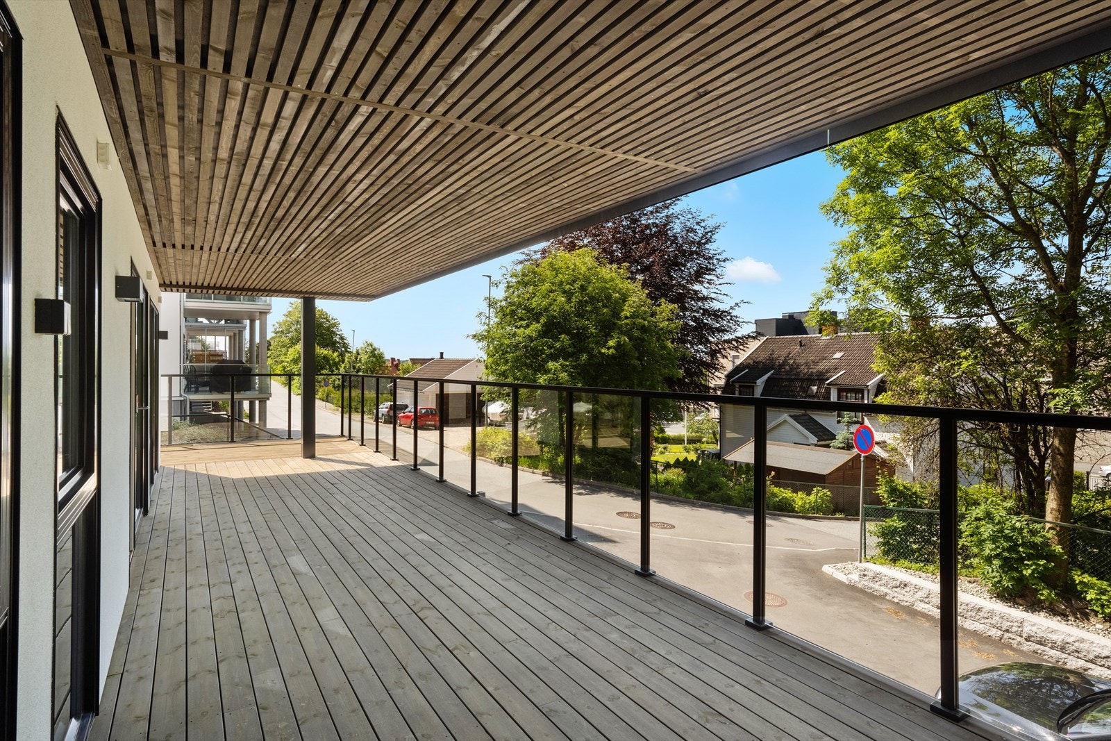 Syd- og vestvendt terrasse på hele 63 kvm -perfekt for både små og store sammenkomster Galleribilde