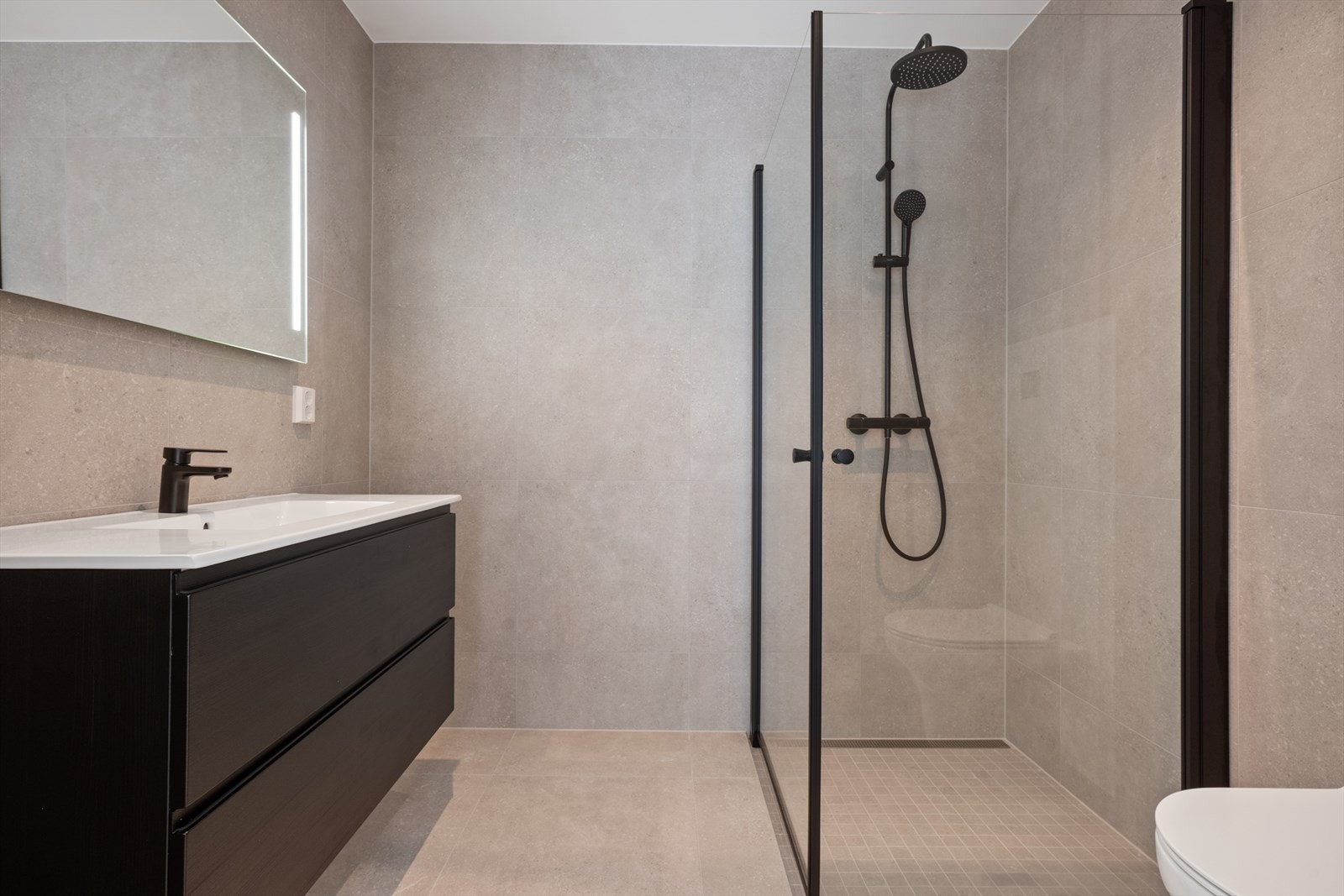 Leiligheten har to bad - praktisk i en hektisk hverdag Galleribilde