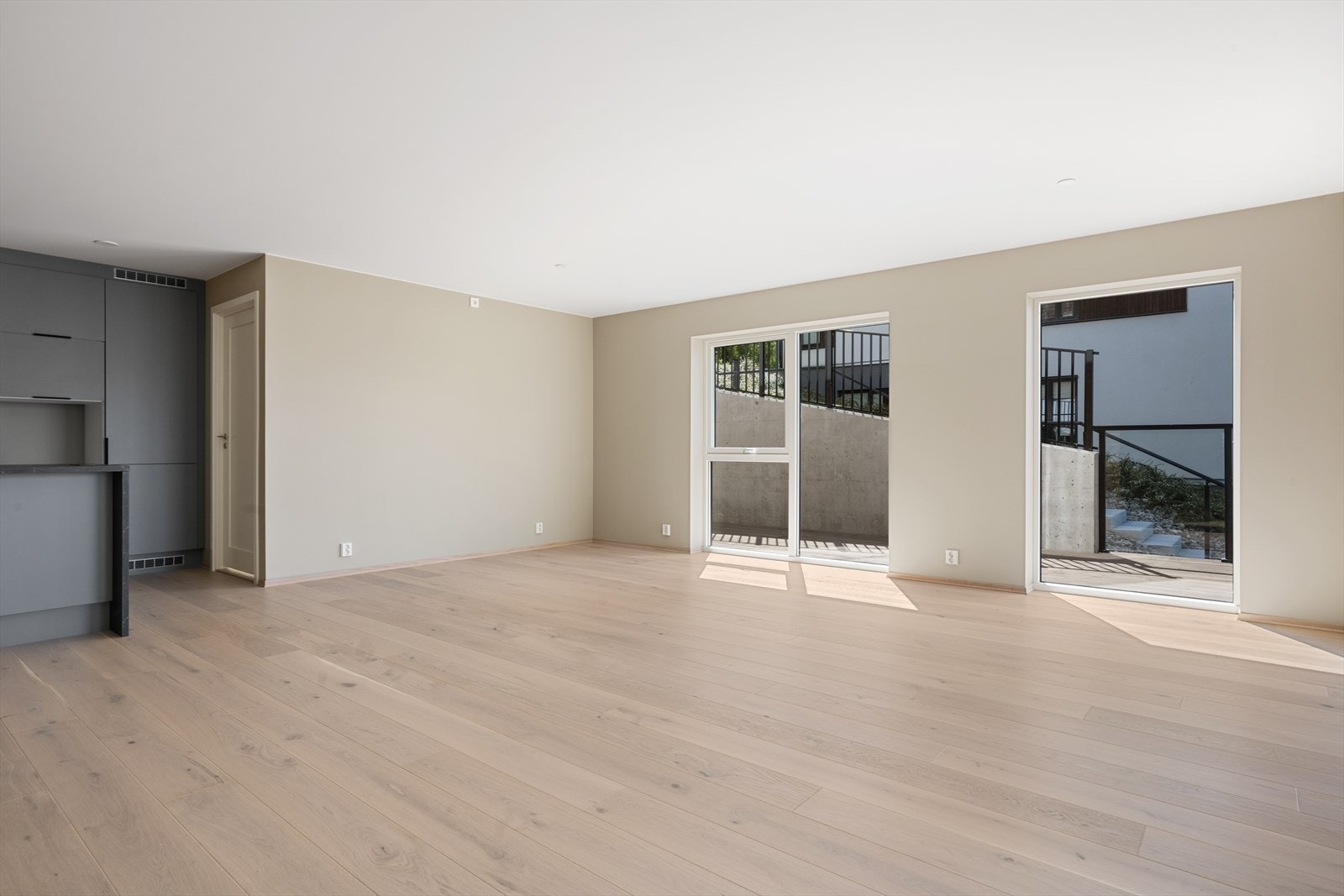 Stuen har direkte utgang til den romslige veranda Galleribilde