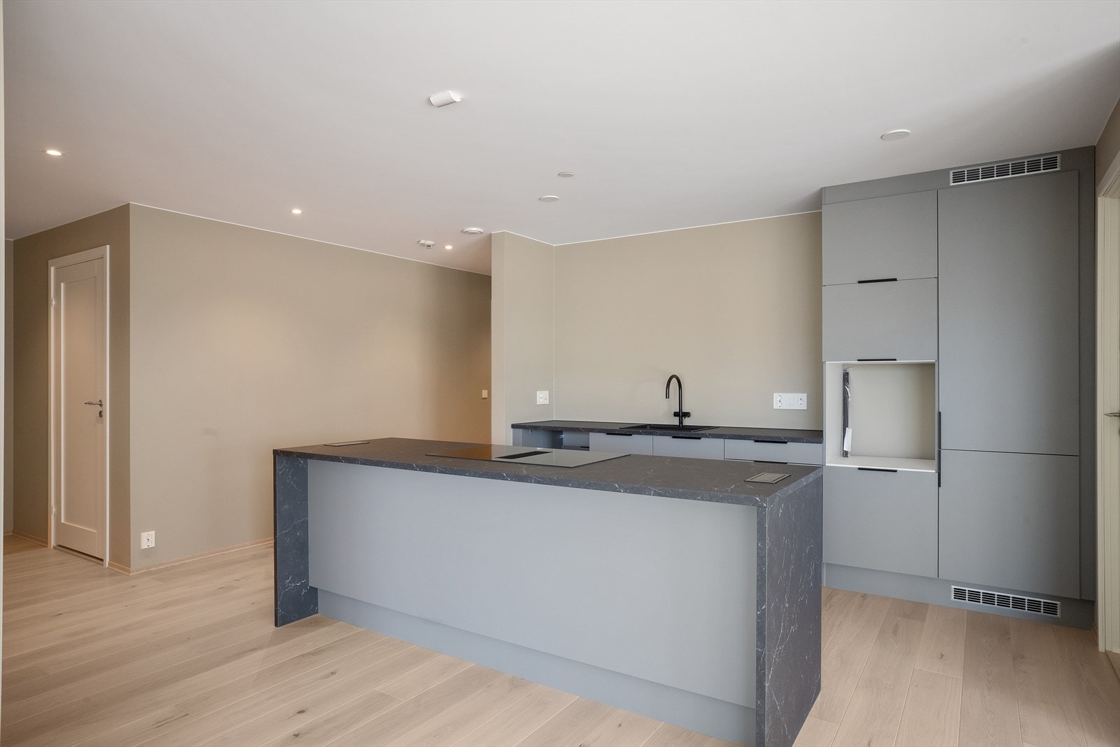 Kjøkken med moderne innredning og kjøkkenøy Galleribilde