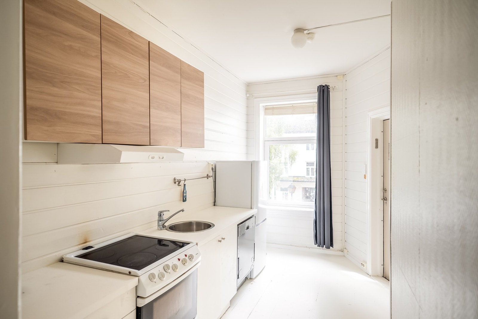 Romslig kjøkken med god skap- og benkeplass. Galleribilde