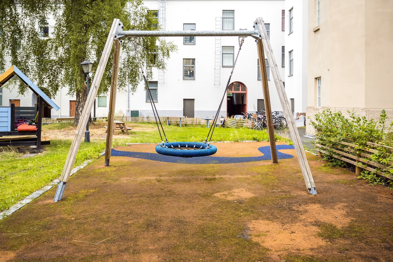 Ca. 5 minutter å gå til Solsiden med butikker, restauranter og kafeer. Galleribilde