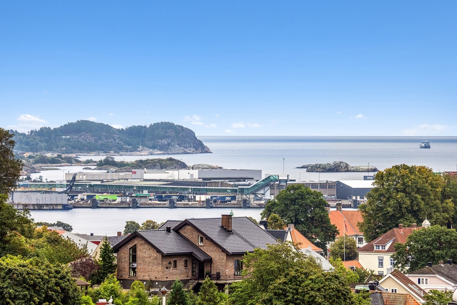 Umiddelbar nærhet til byens butikker, spisesteder, apotek, treningssentre og øvrige servicetilbud. Galleribilde
