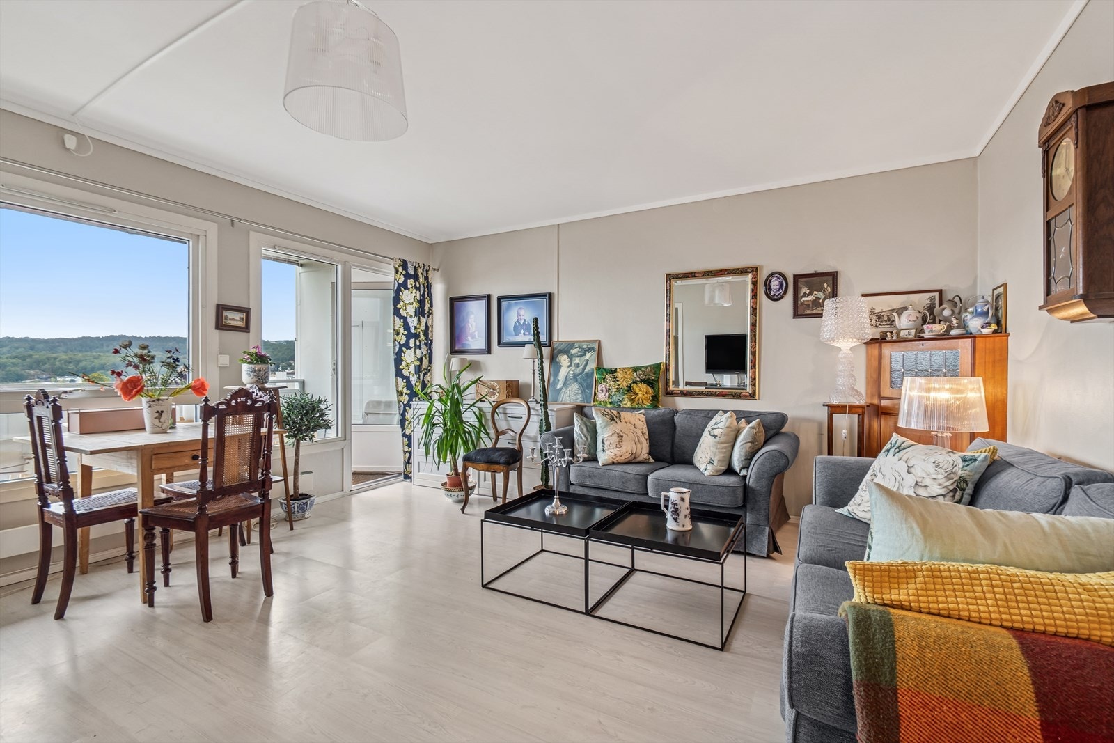 Fra stuen er det utgang til solrik veranda. Galleribilde