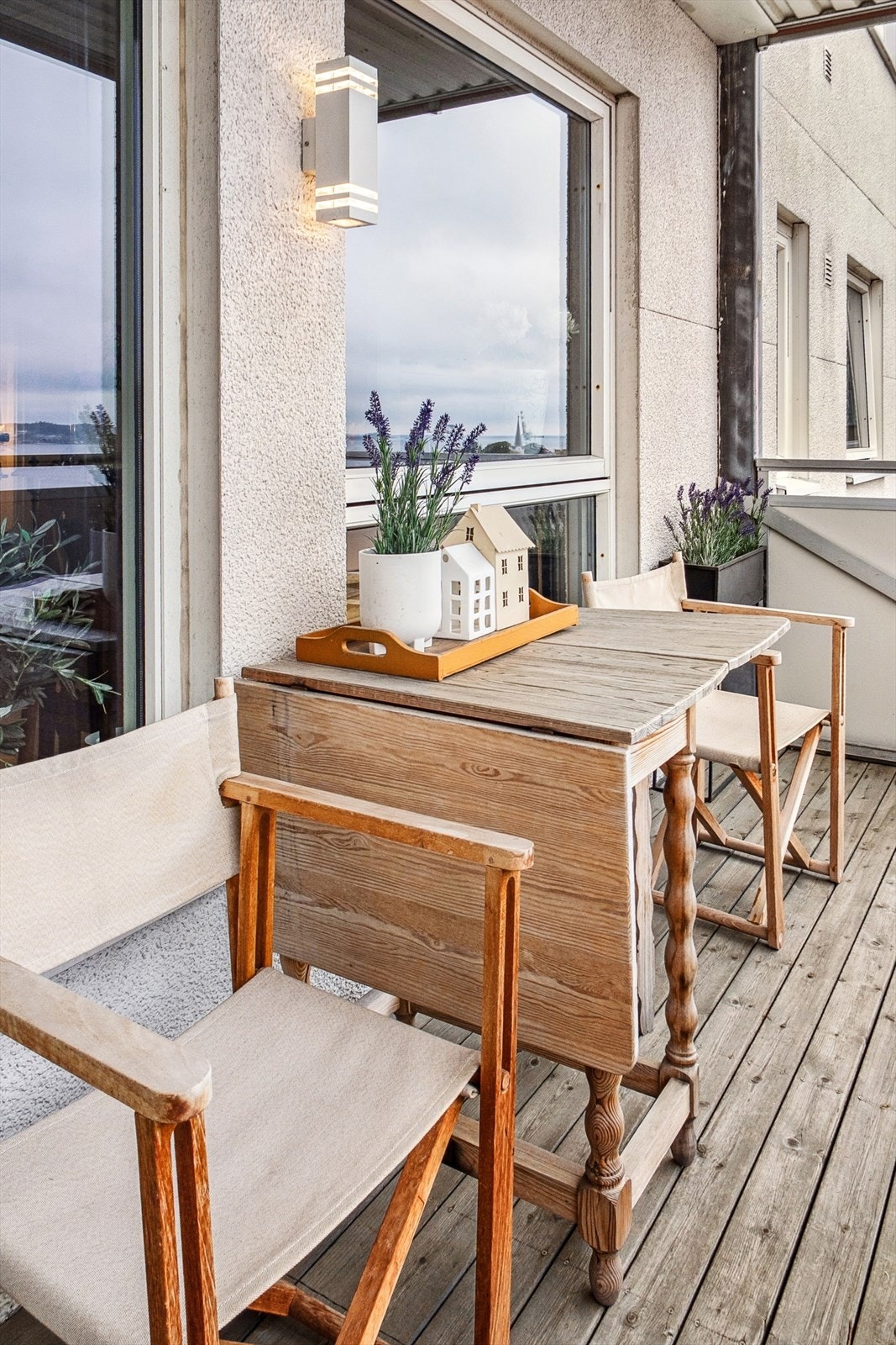 Verandaen har tredekke og plass til hagemøbler. Galleribilde