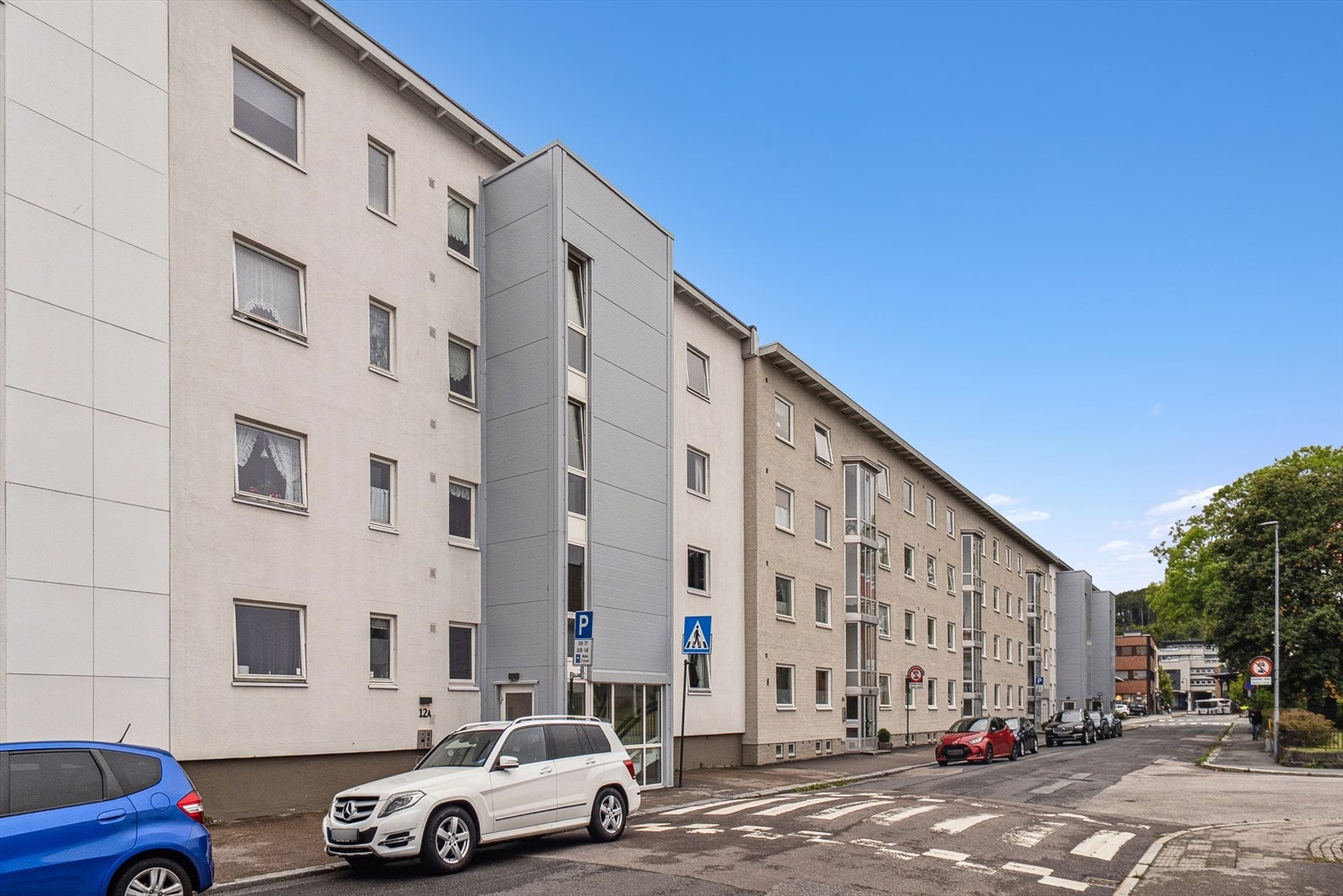 Enkel adkomst til leiligheten via felles inngang fra gaten og heis. Galleribilde