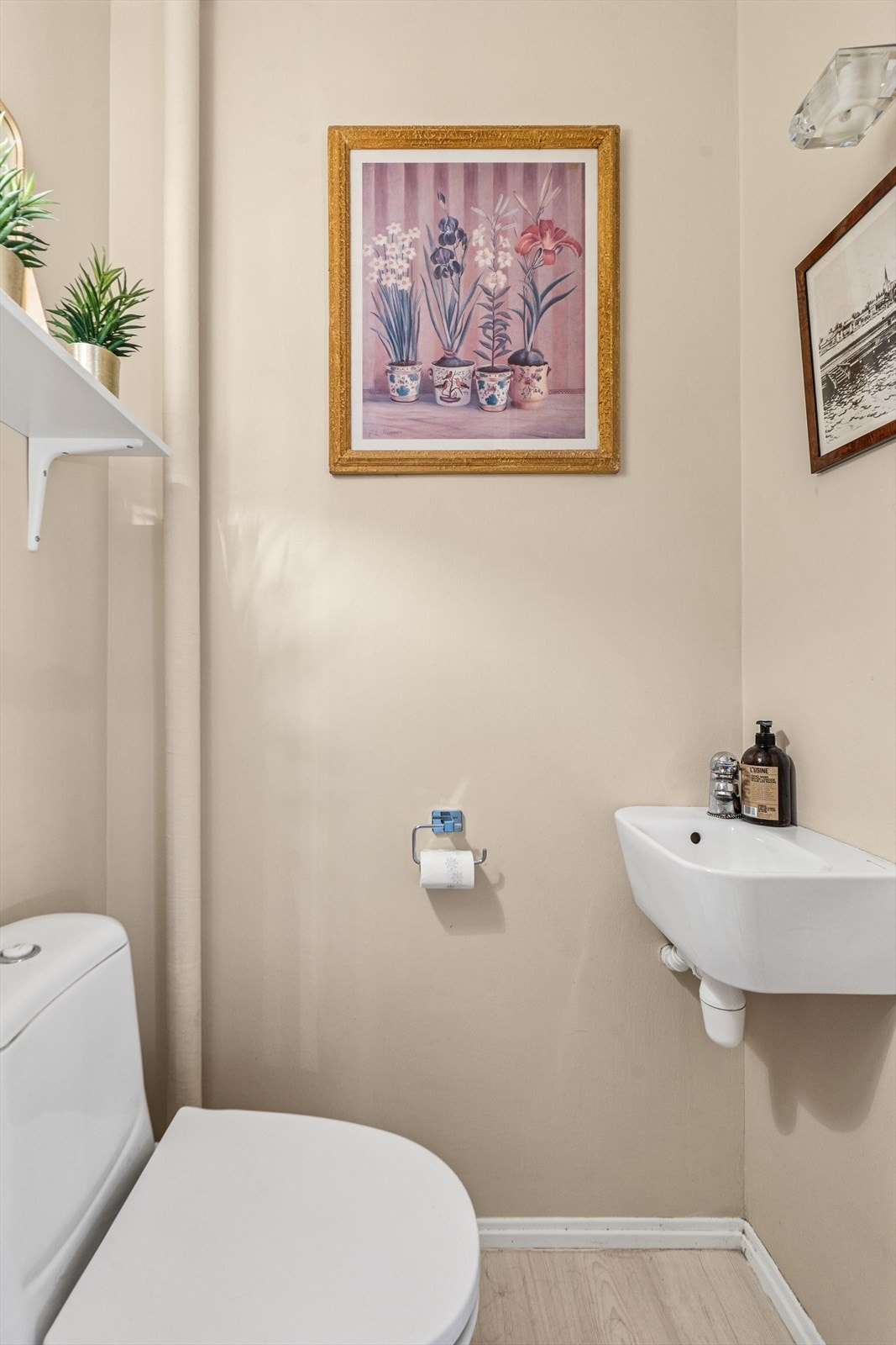 Separat toalettrom med gulvmontert toalett og servant. Galleribilde