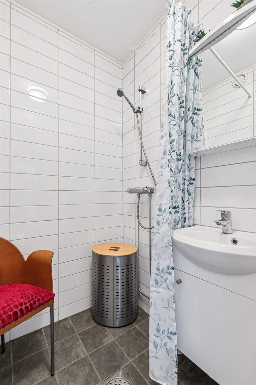 Åpen dusj og servant med skap. Galleribilde