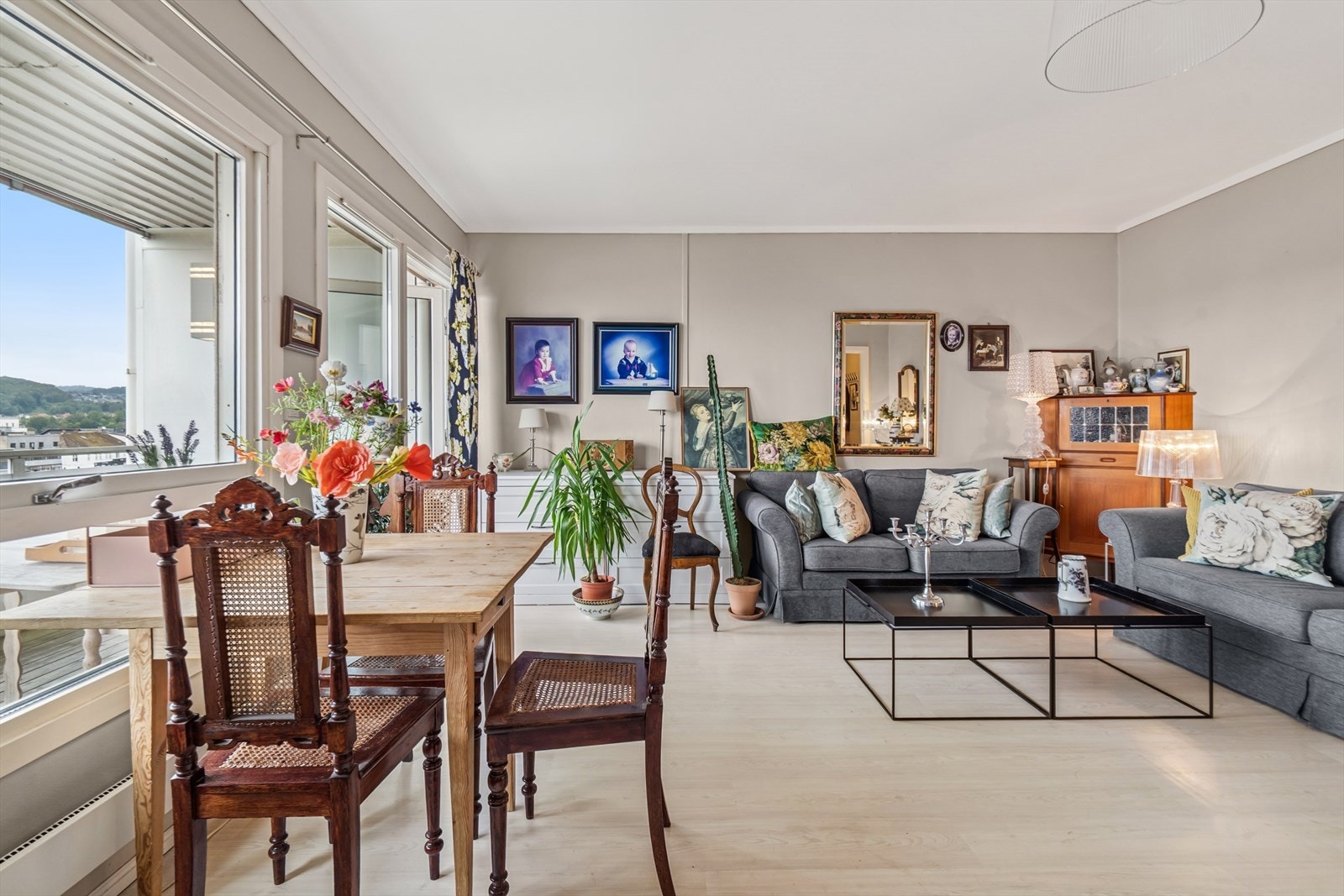 Stuen er romslig med god plass til både sofagruppe og spisebord. Galleribilde