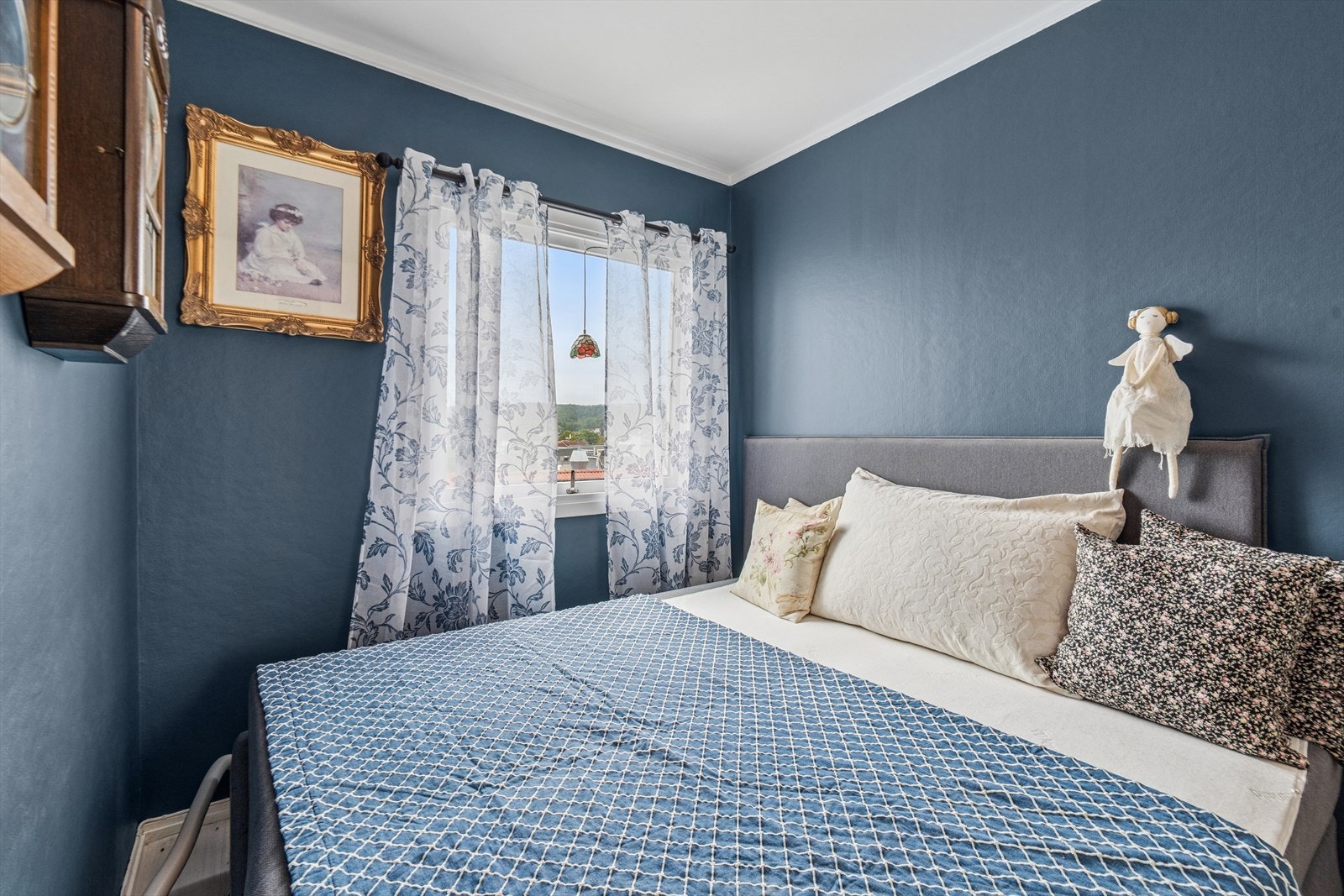 Soverom med malte vegger og laminatgulv. Galleribilde