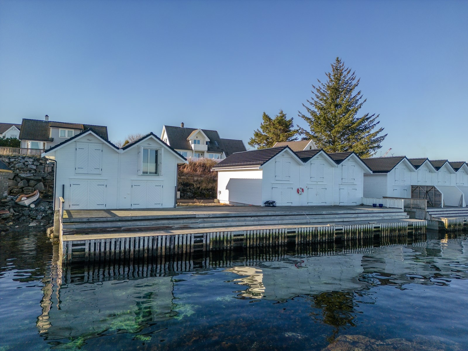 Pent opparbeidet med kaianlegg og asfaltert kjørevei helt frem til tomtene. Galleribilde