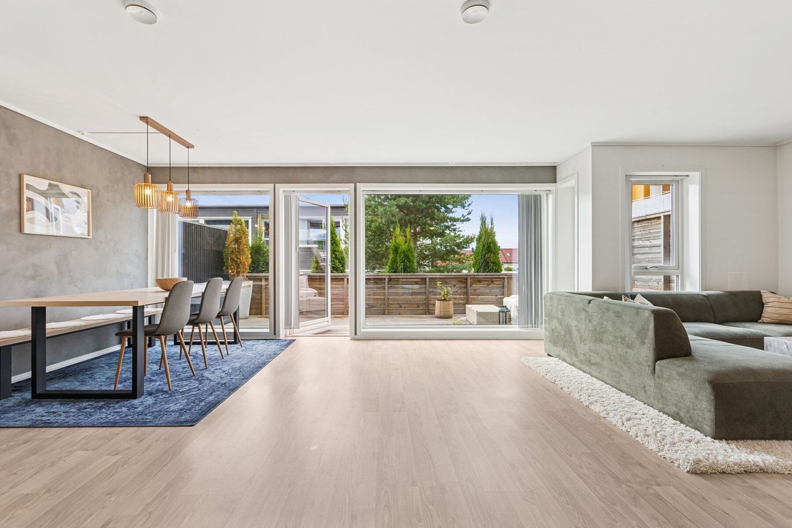 Her har man store vindusflater som gir rikelig med lysinnslipp til stue og kjøkken. Galleribilde