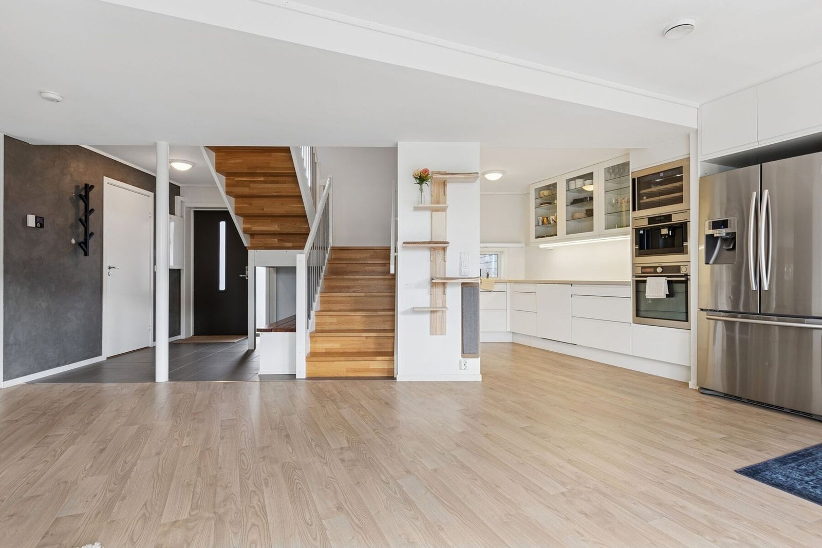 Stue og kjøkken ligger i åpen løsning og måler totalt 36,5 kvm. Galleribilde