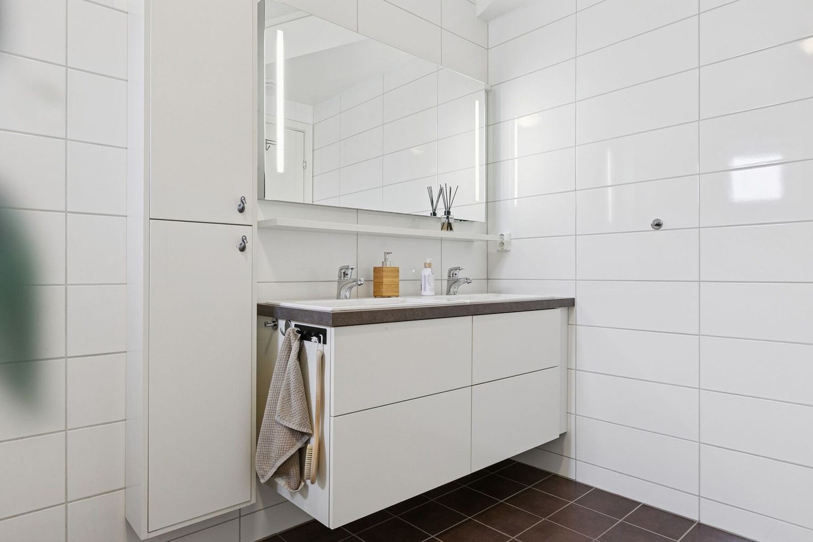 Her har man en romslig servantinnredning med god lagringsplass og dobbel ovenpåliggende servant. Galleribilde