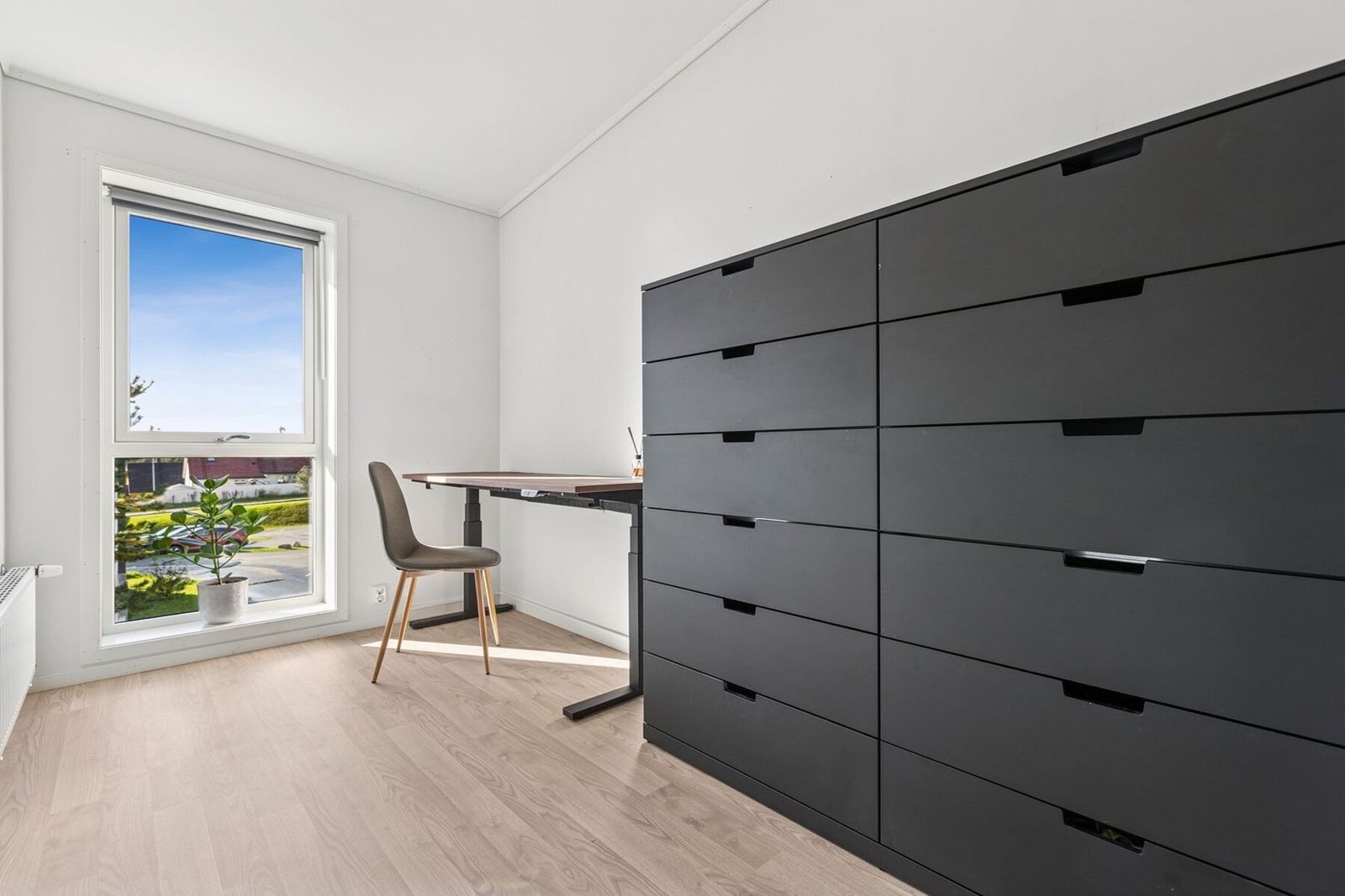 Soverom 2 - Benyttes i dag som kontor. Galleribilde