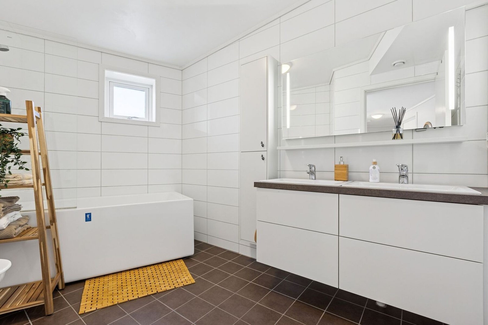 I 2. etasje har man et stort og delikat baderom på ca. 6,5 kvm. Galleribilde