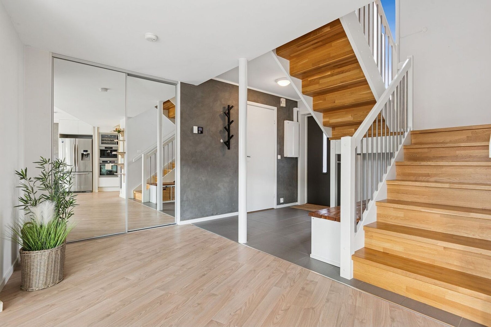 Boligen har en stor og åpen entré med stor skyvedørsgarderobe. Galleribilde