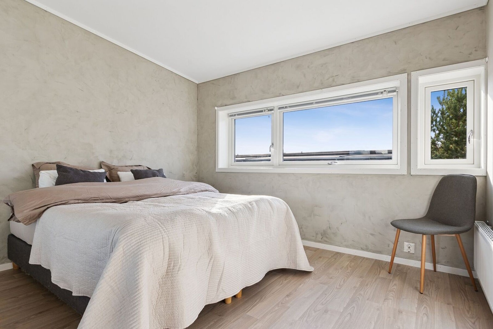 Hovedsoverommet måler 12,5 kvm og har god plass til både dobbeltseng og tilhørende møblement. Galleribilde