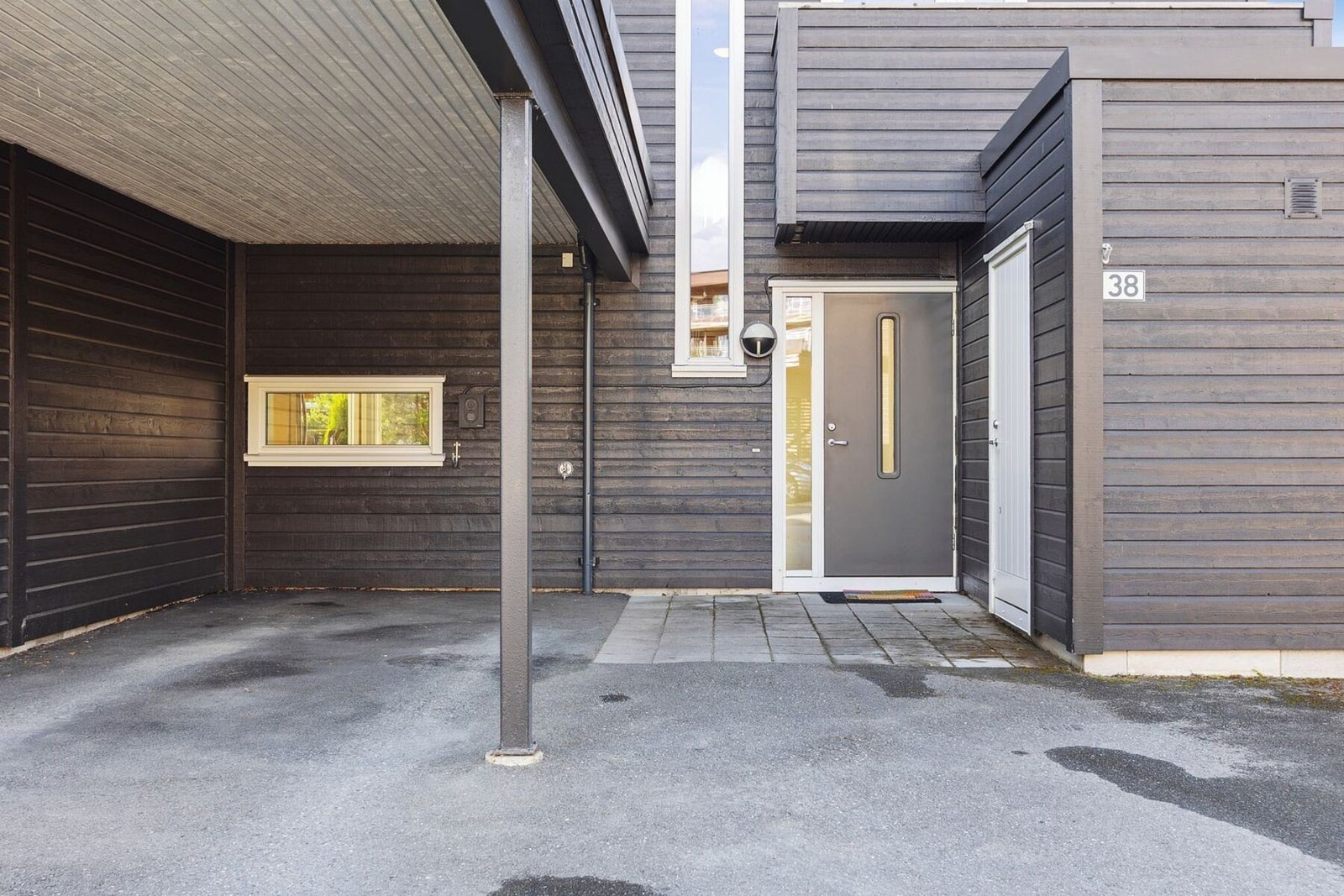 Boligen disponerer egen carport med elbillader. Galleribilde